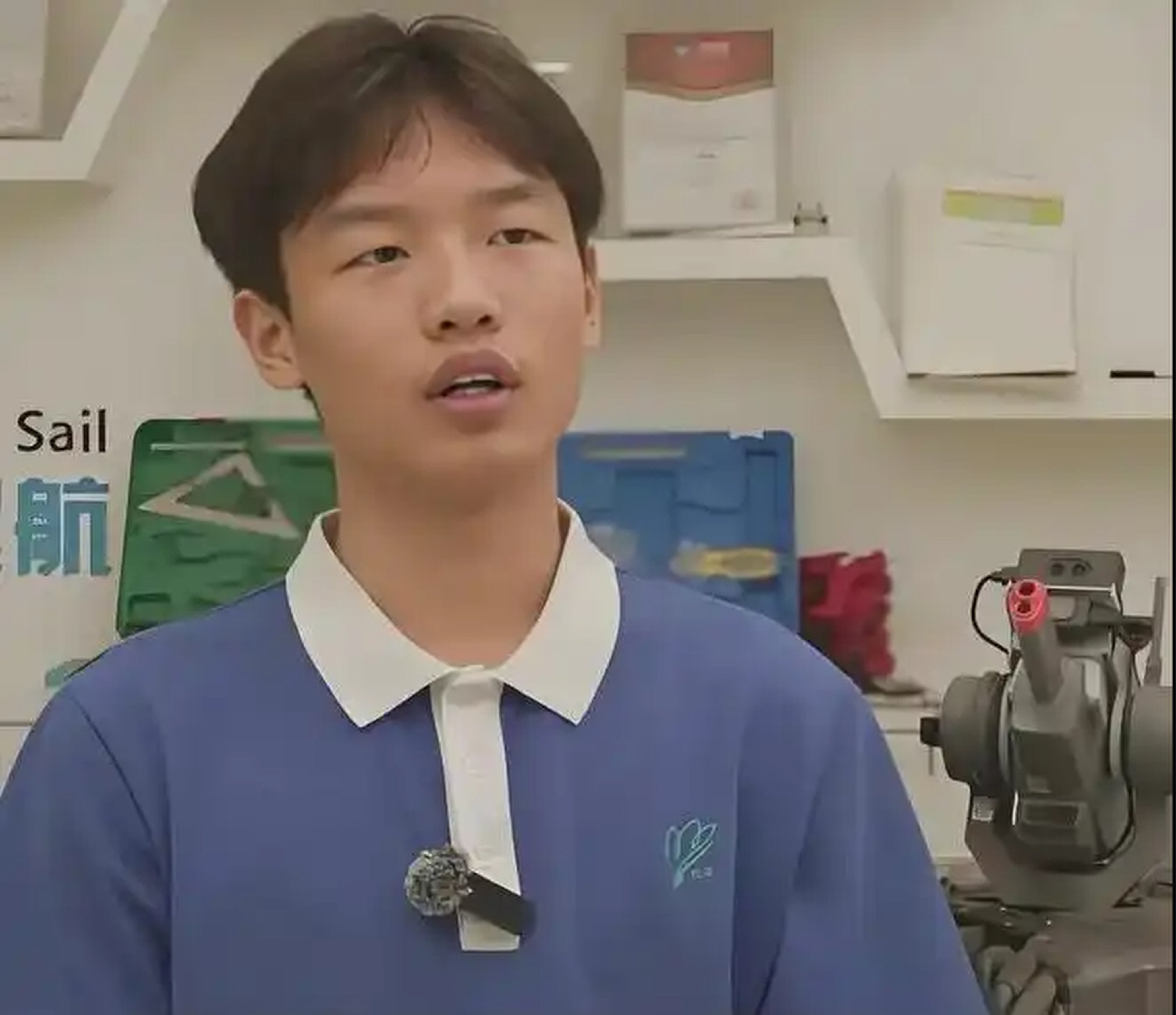 A 19-year-old Chinese entrepreneur has built and exported drones to Europe and Australia. He funded his start-up by waiting tables and delivering food. Photo: QQ.com