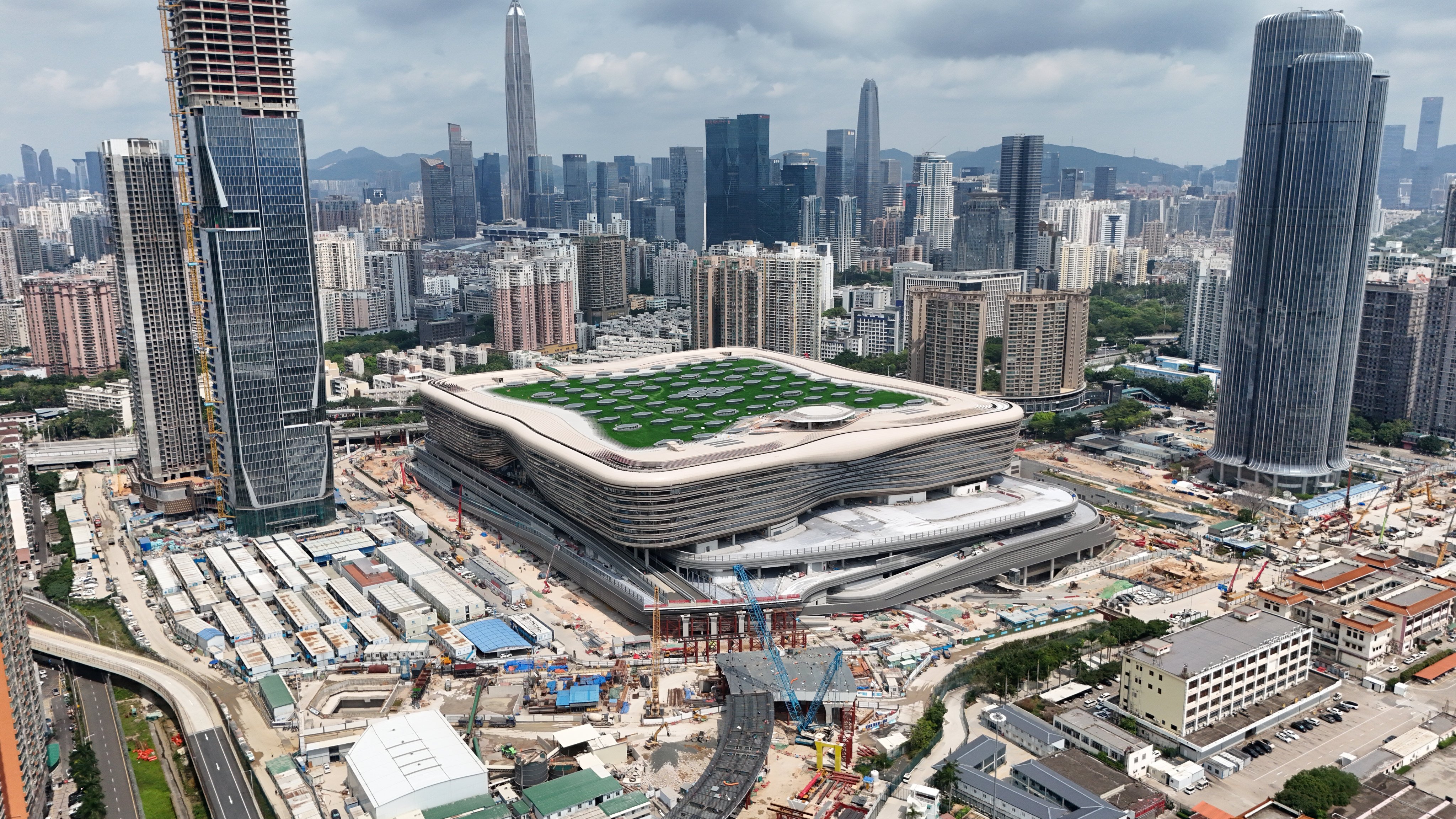 The main building has a floor area of about 689,750 square metres and will be able to handle up to 200,000 travellers daily. Photo: Edmond So