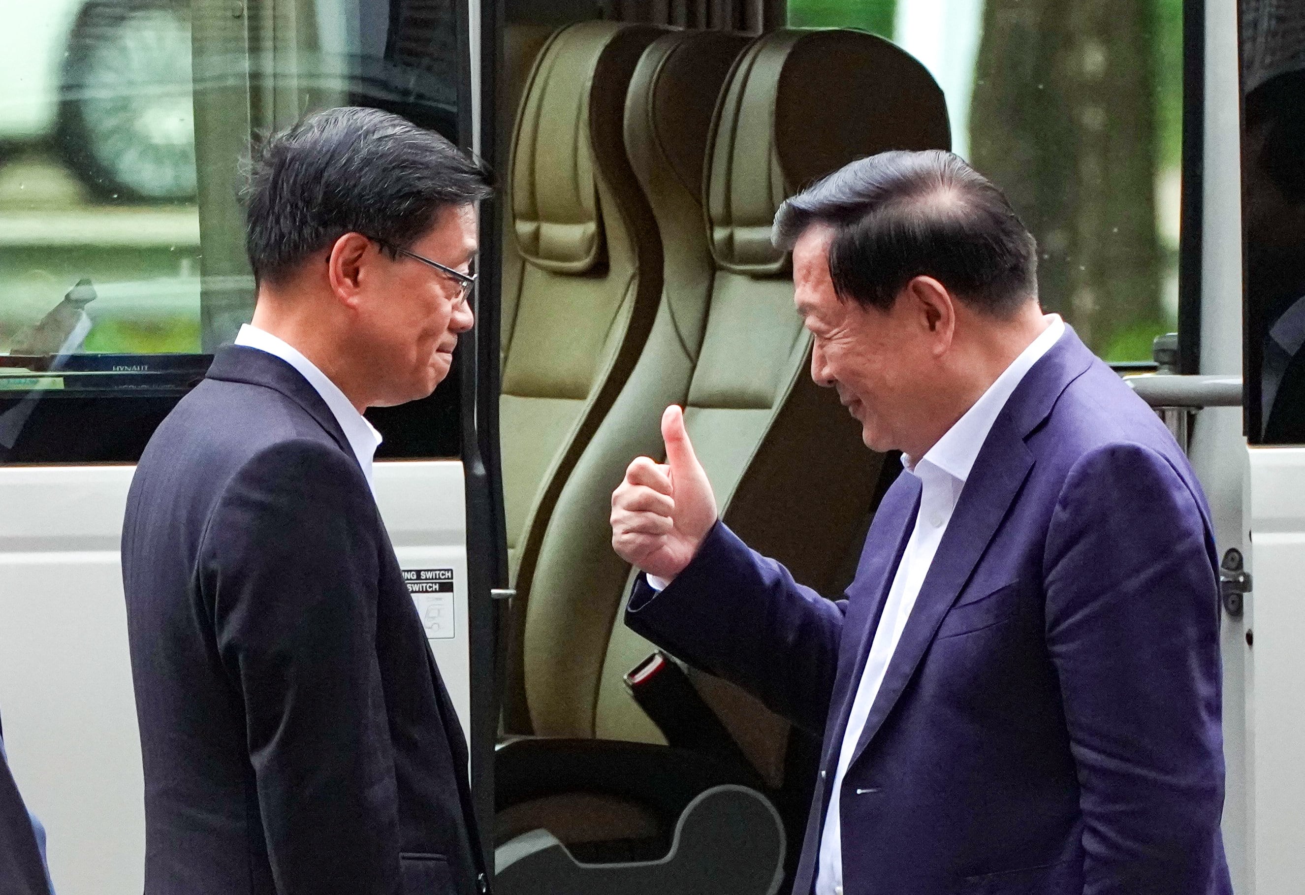 HKMAO director Xia Baolong gives John Lee the thumbs up after his two-day visit to Hong Kong. Photo: Jelly Tse