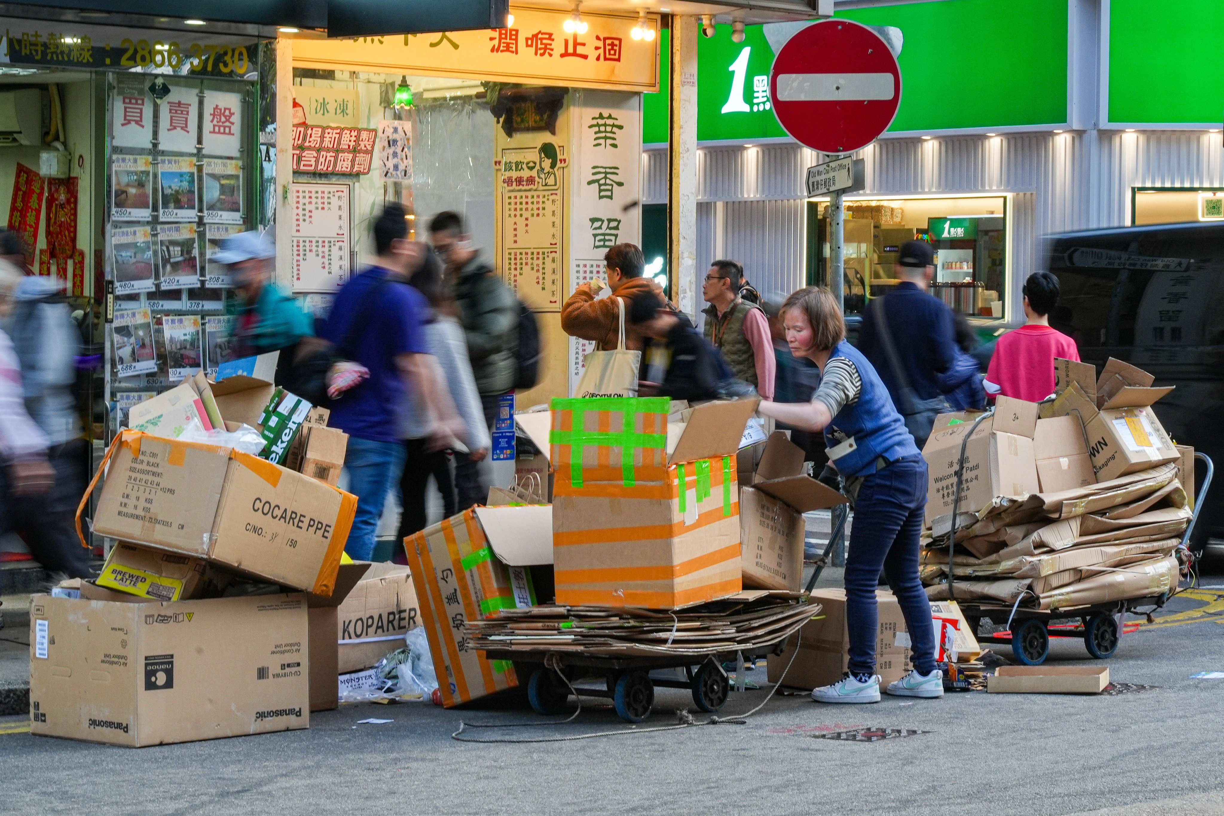 A woman collects cardboard in Wan Chai. After the current administration took office in 2022, it stopped using the poverty line and discontinued updates to the report. Photo: Eugene Lee