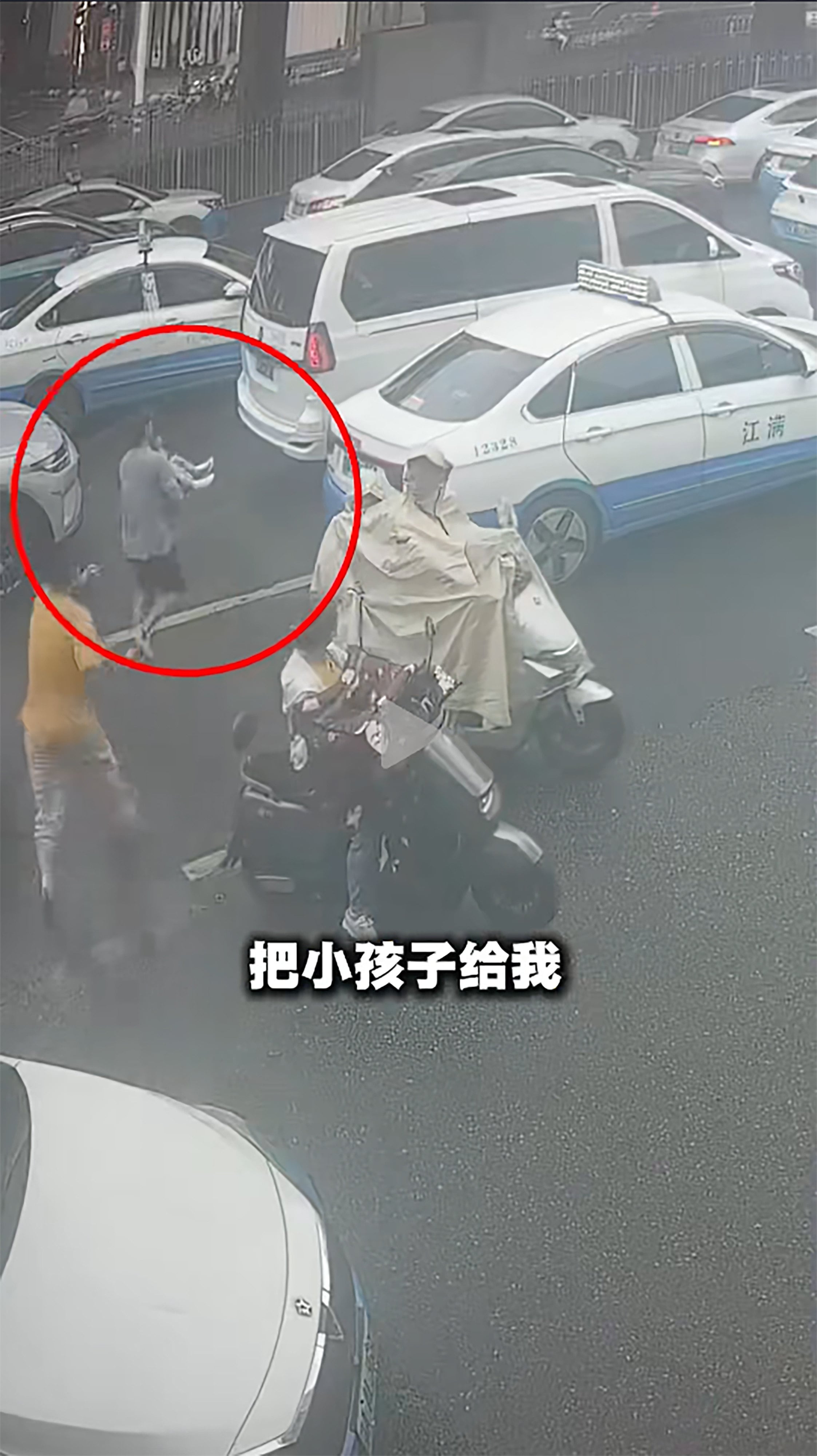 A taxi driver in China turned a desperate situation into a race against time when he drove against traffic and ran red lights to rush an unconscious three-year-old girl to hospital. Photo: Douyin