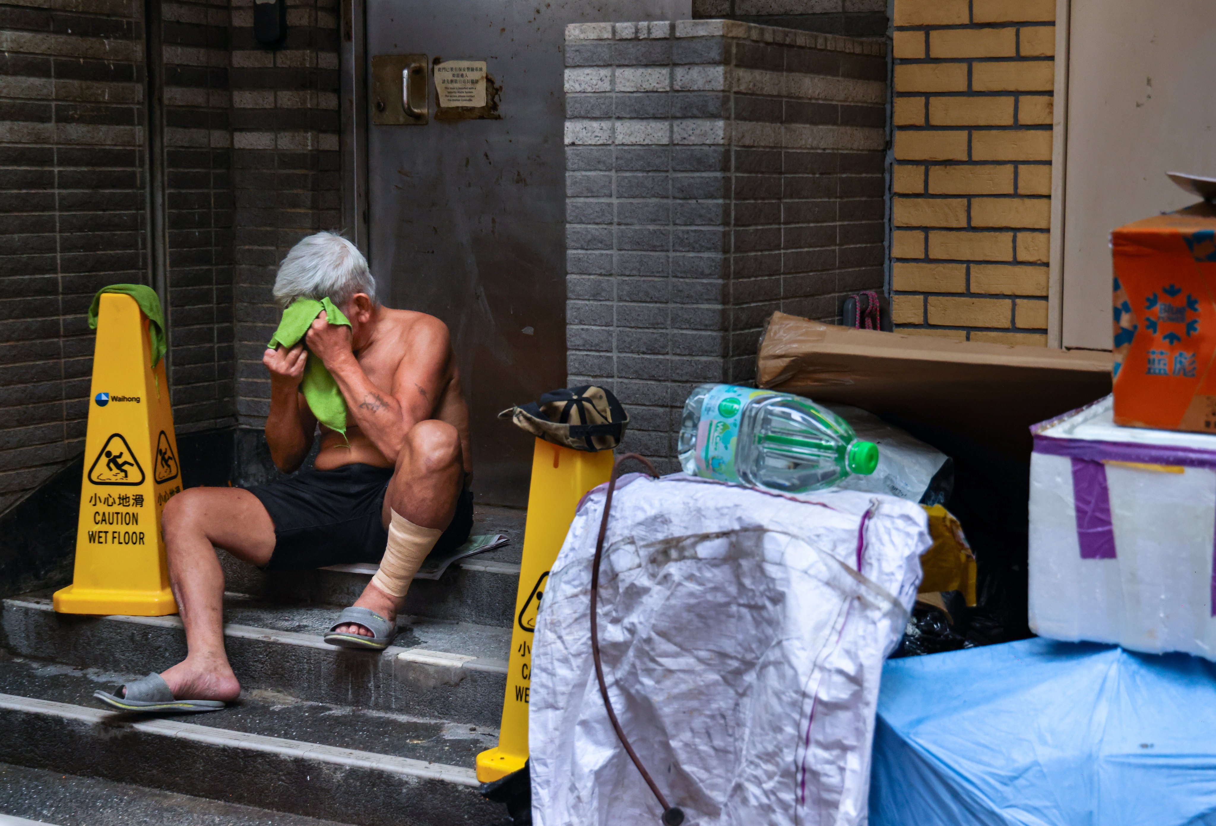 An elderly man in Wan Chai. After the current administration took office in 2022, it stopped using the poverty line and discontinued updates to an annual report. Photo: Nora Tam