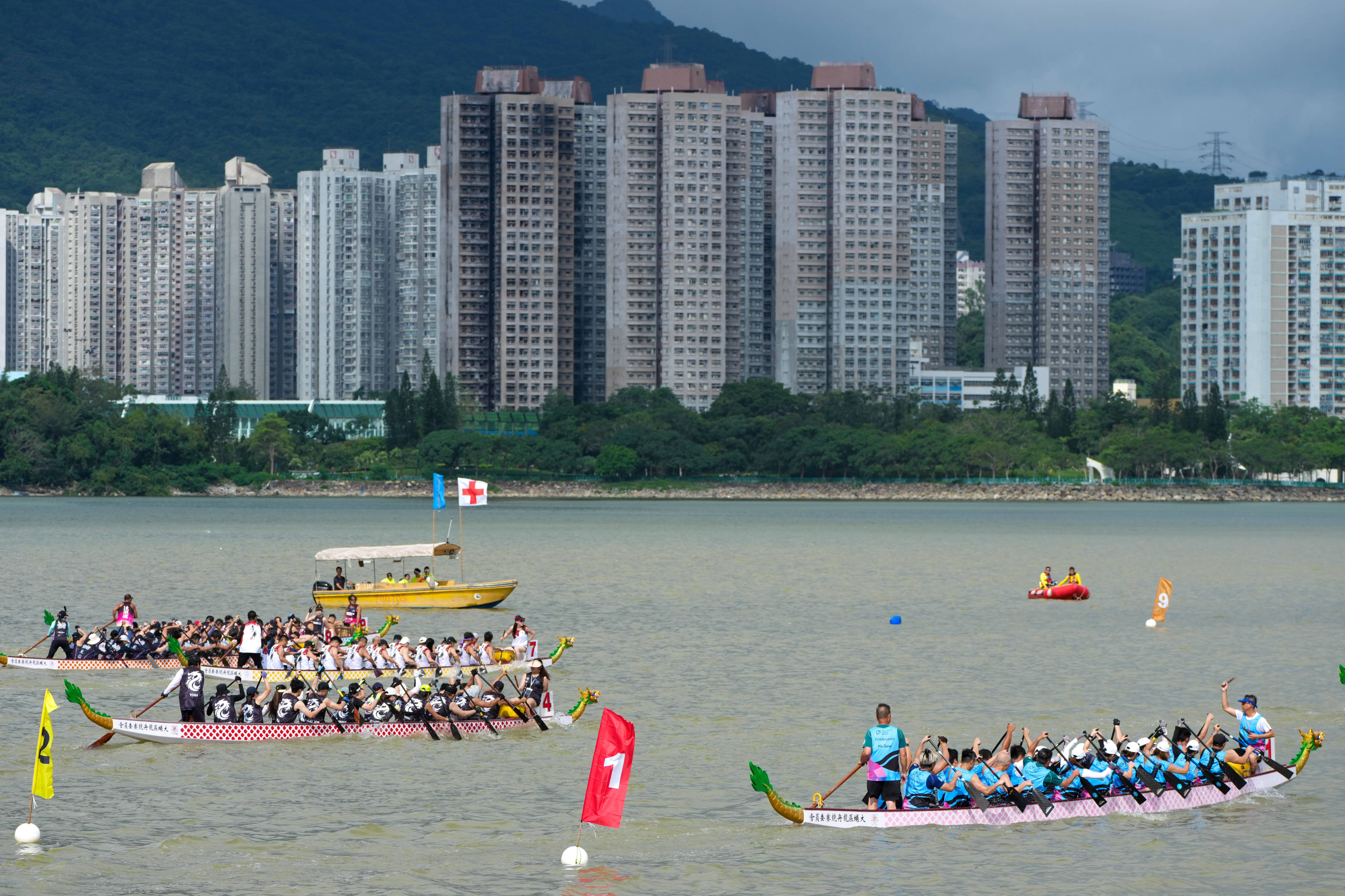 The race in Tai Po took place against the backdrop of the charred residential buildings of Wang Fuk Court. Photo: Dickson Lee