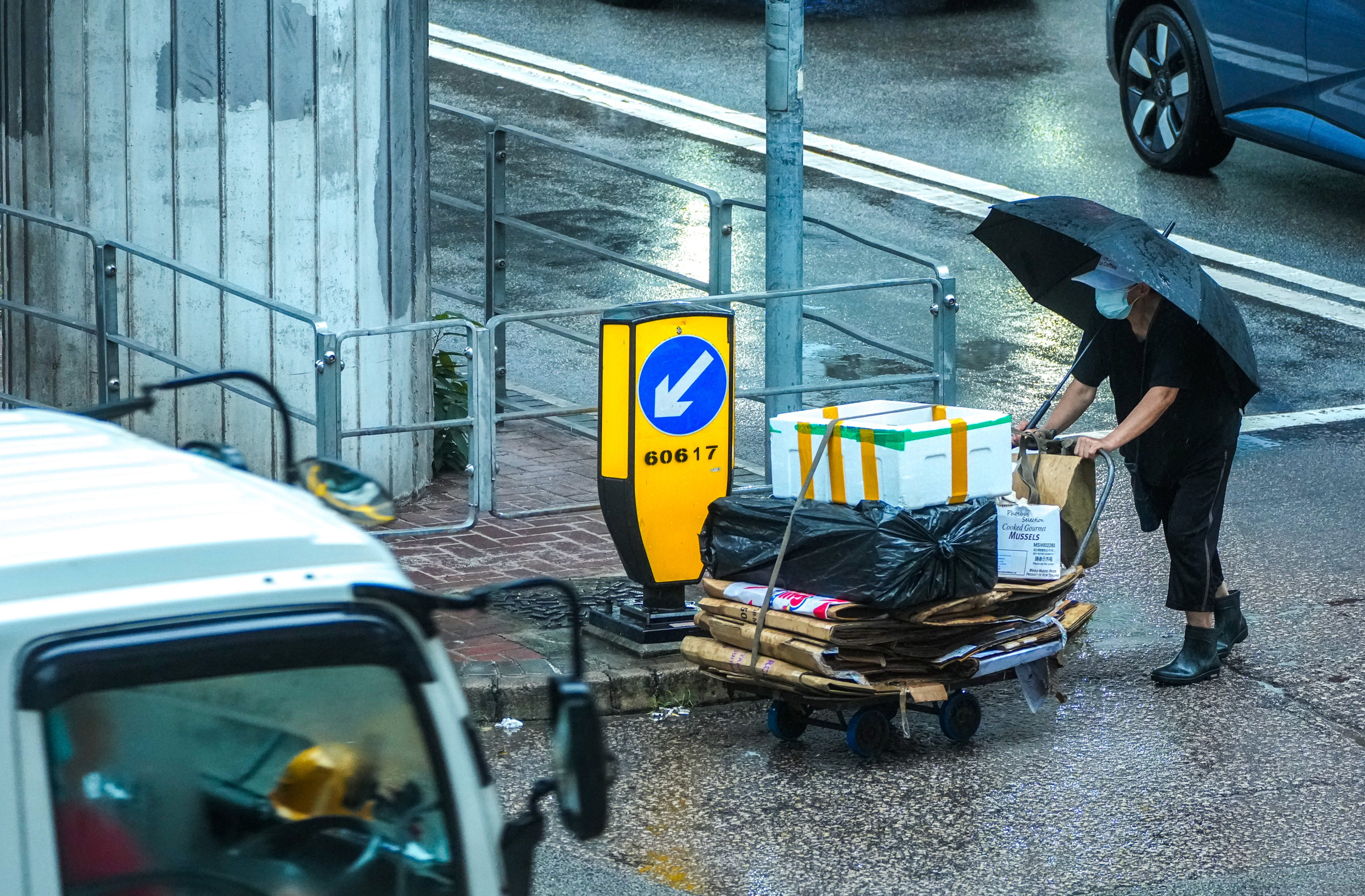 A man collects cardboard in Mong Kok. After the current administration took office in 2022, it stopped using the poverty line. Photo: Dickson Lee