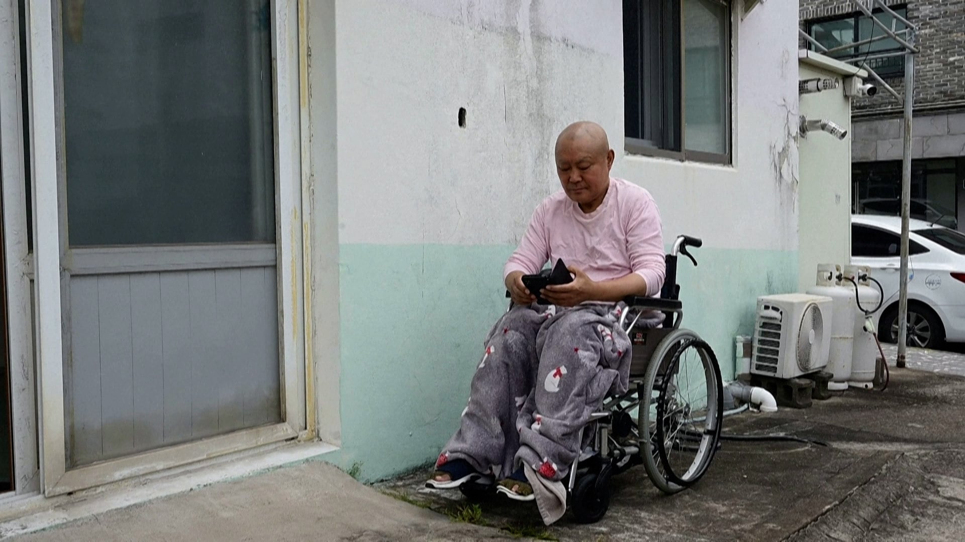 Lee Myung-shik is living with an incurable disease that leaves him in constant pain