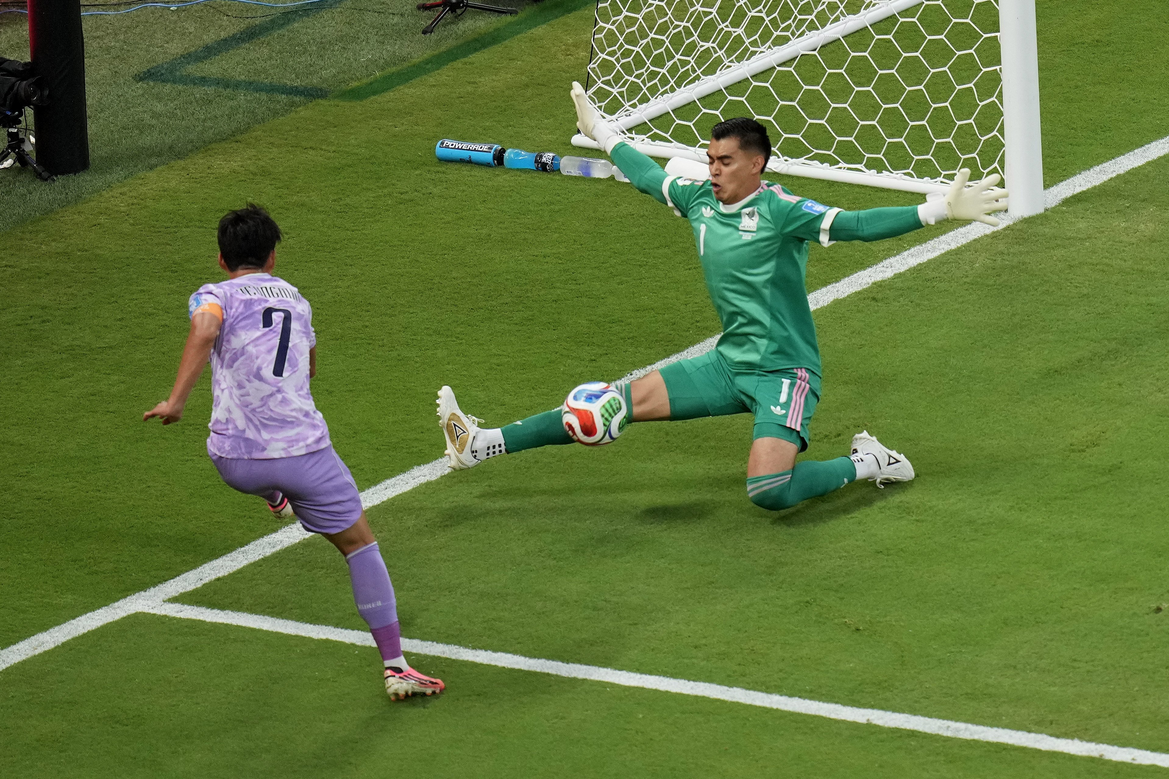 Son Heung-min thuds a shot into the midriff of Mexico goalkeeper Raul Rangel. Photo: AP Photo