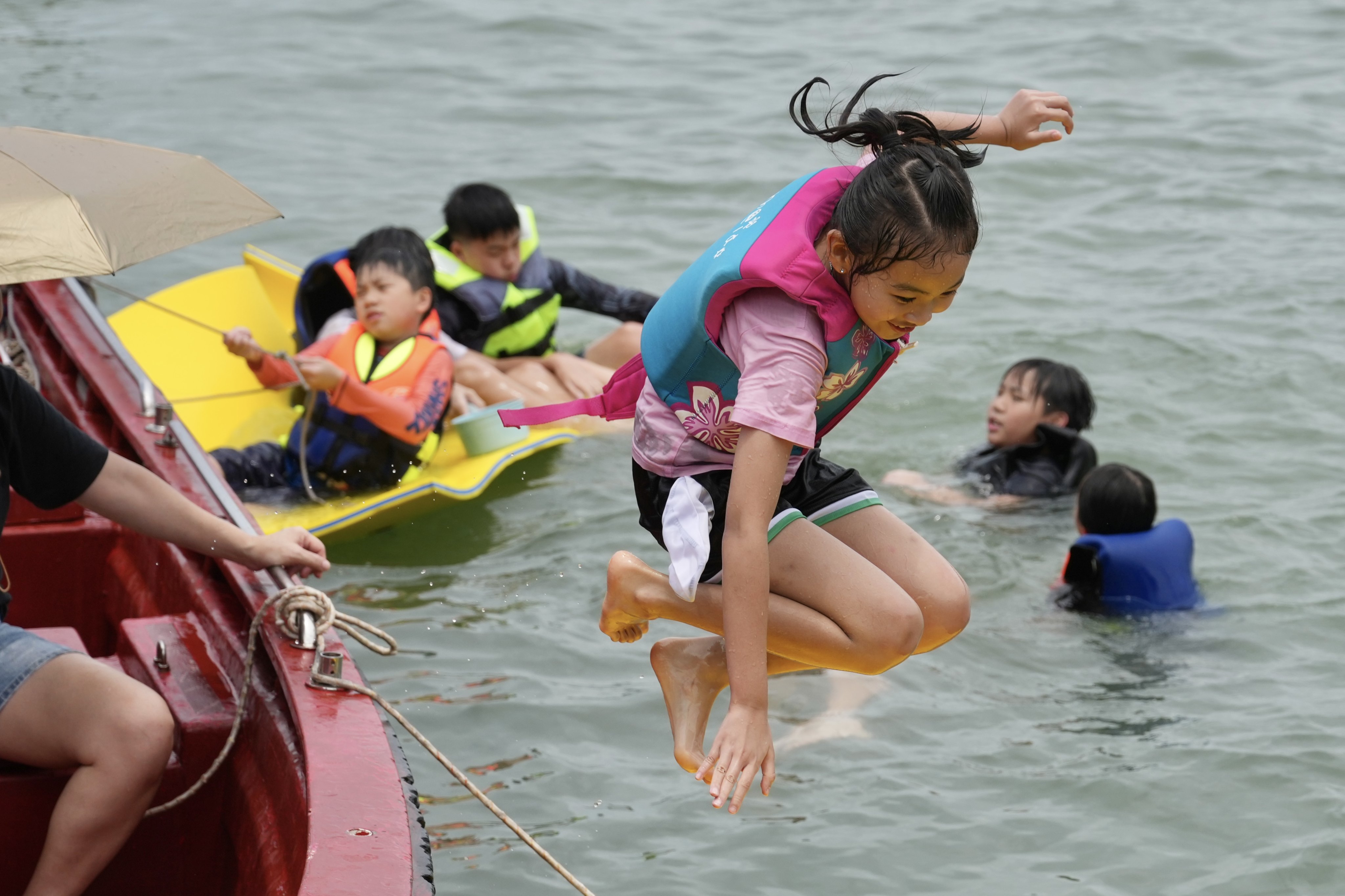 Hongkongers take advantage of the change in weather. Photo: Karma Lo