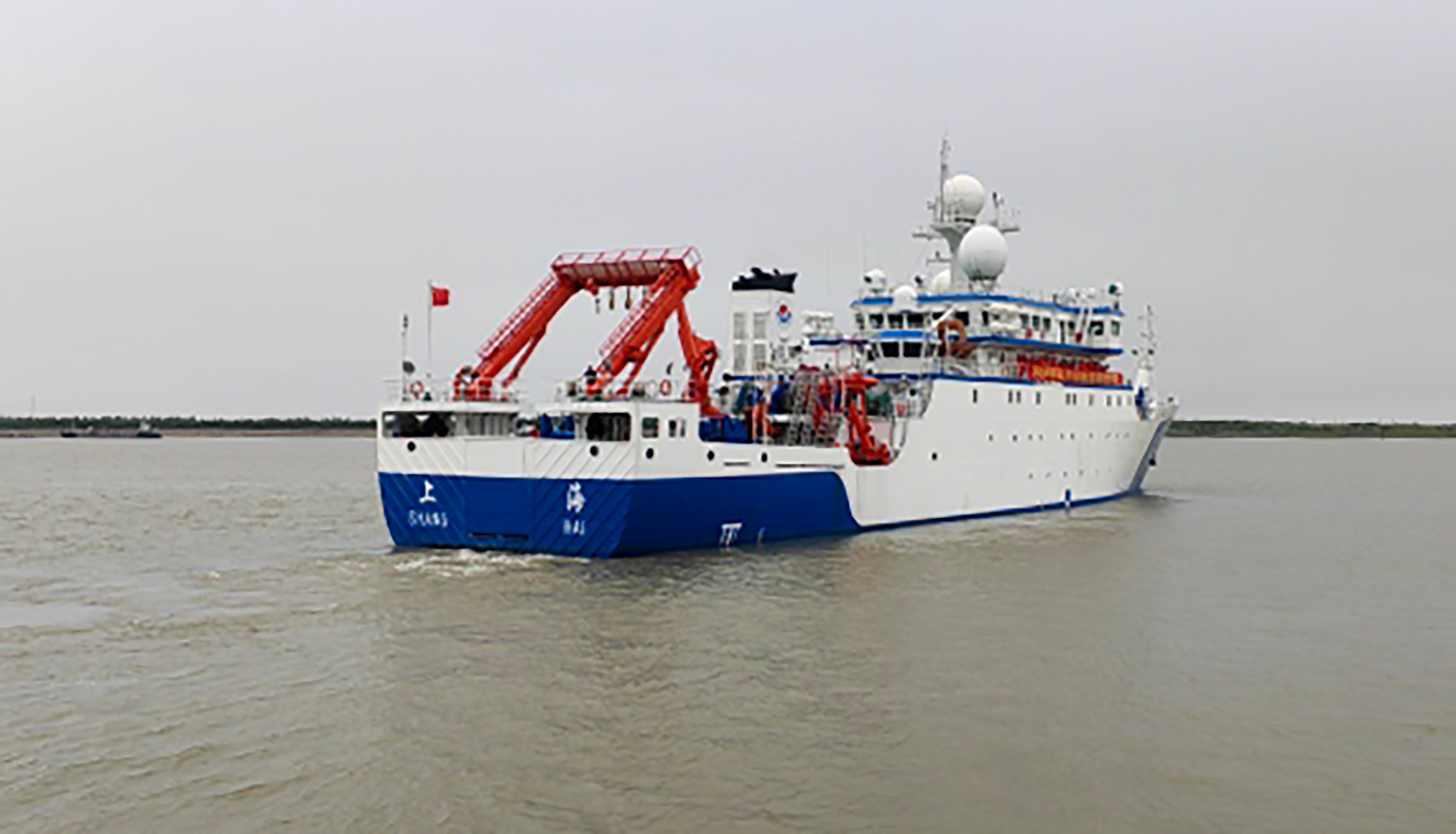 The squid fishing machine is undergoing sea trials on the Song Hang scientific research vessel. Photo: Shanghai Ocean University
