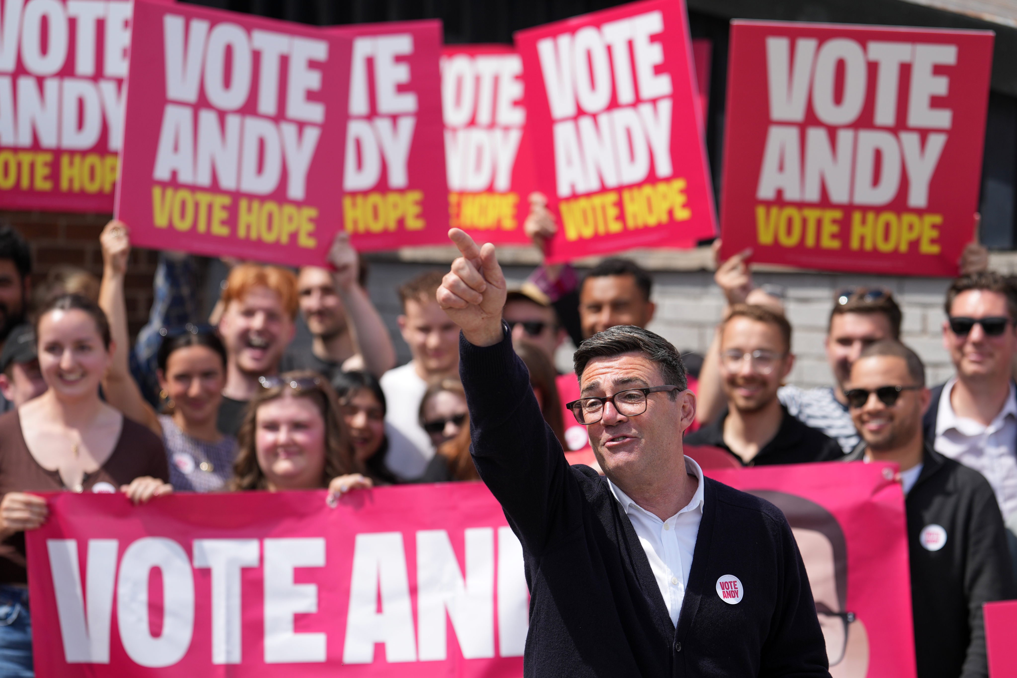 Andy Burnham, Britain’s Labour candidate for Makerfield, gestures in front of supporters during the by-election in the English constituency on June 18, 2026. Photo: AP