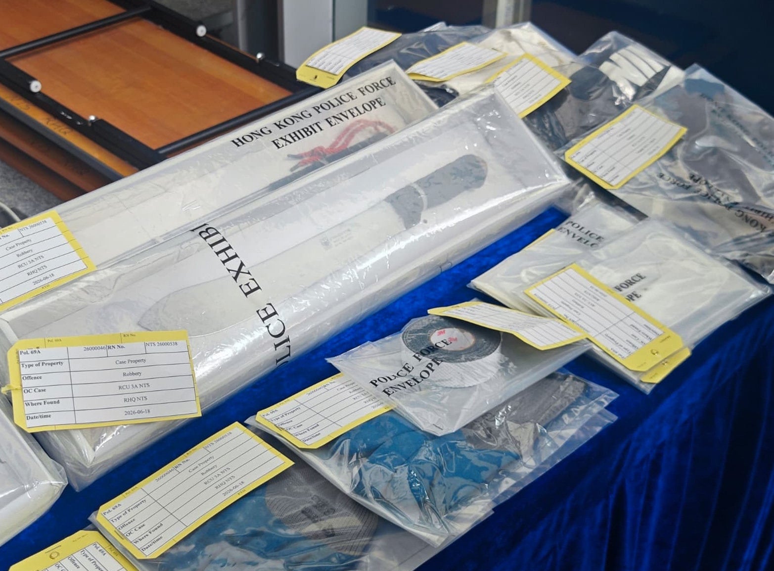 Hong Kong police recovered  knives and the vehicle used in the robbery of six gold bars worth HK$7 million. Photo: Handout