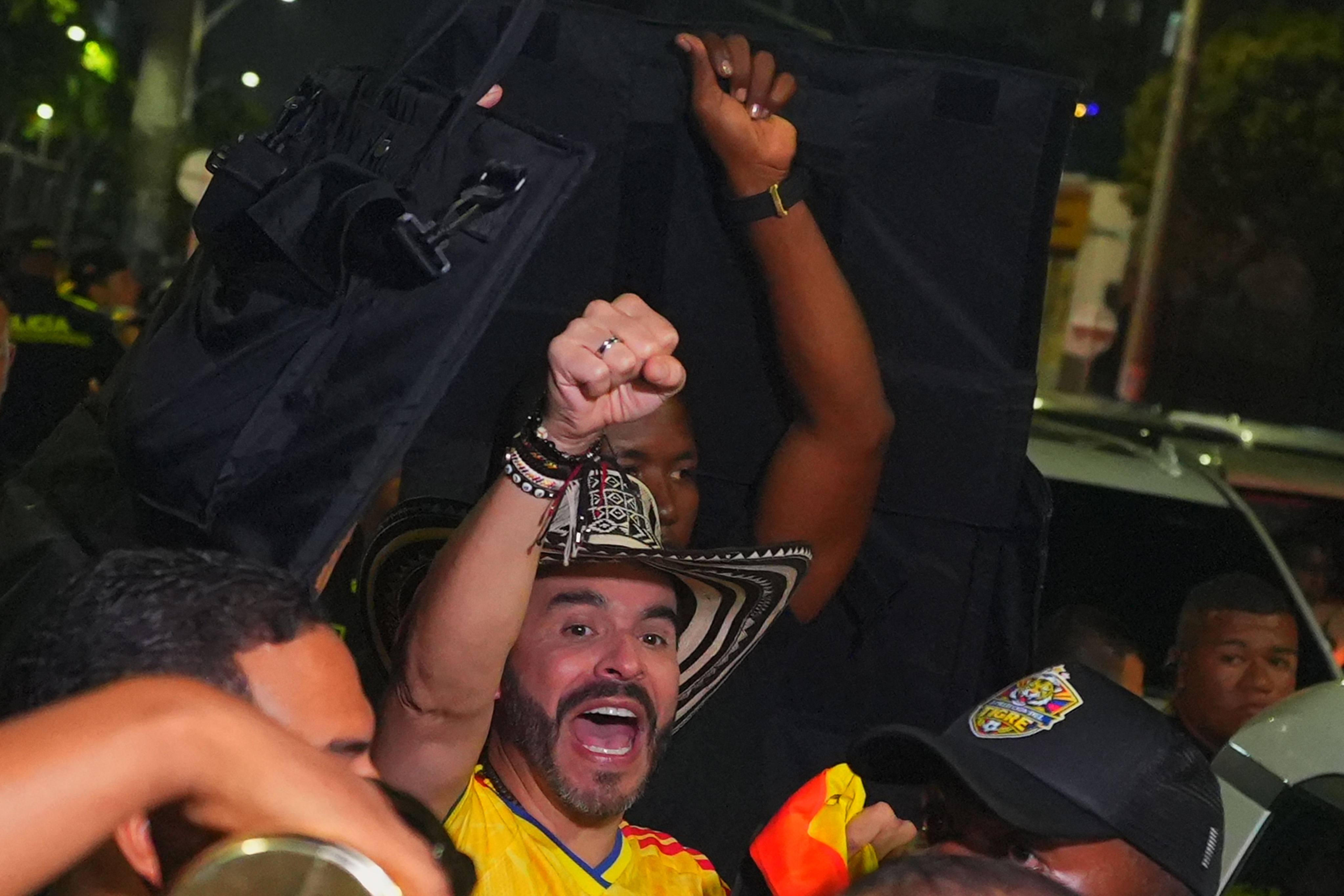 Colombia’s presidential candidate Abelardo de la Espriella of the ultraconservative ‘Defenders of the Homeland’ movement raises his fist as he leaves a meeting outside the Cubo de Cristal building in Barranquilla, on Saturday. Photo: AFP