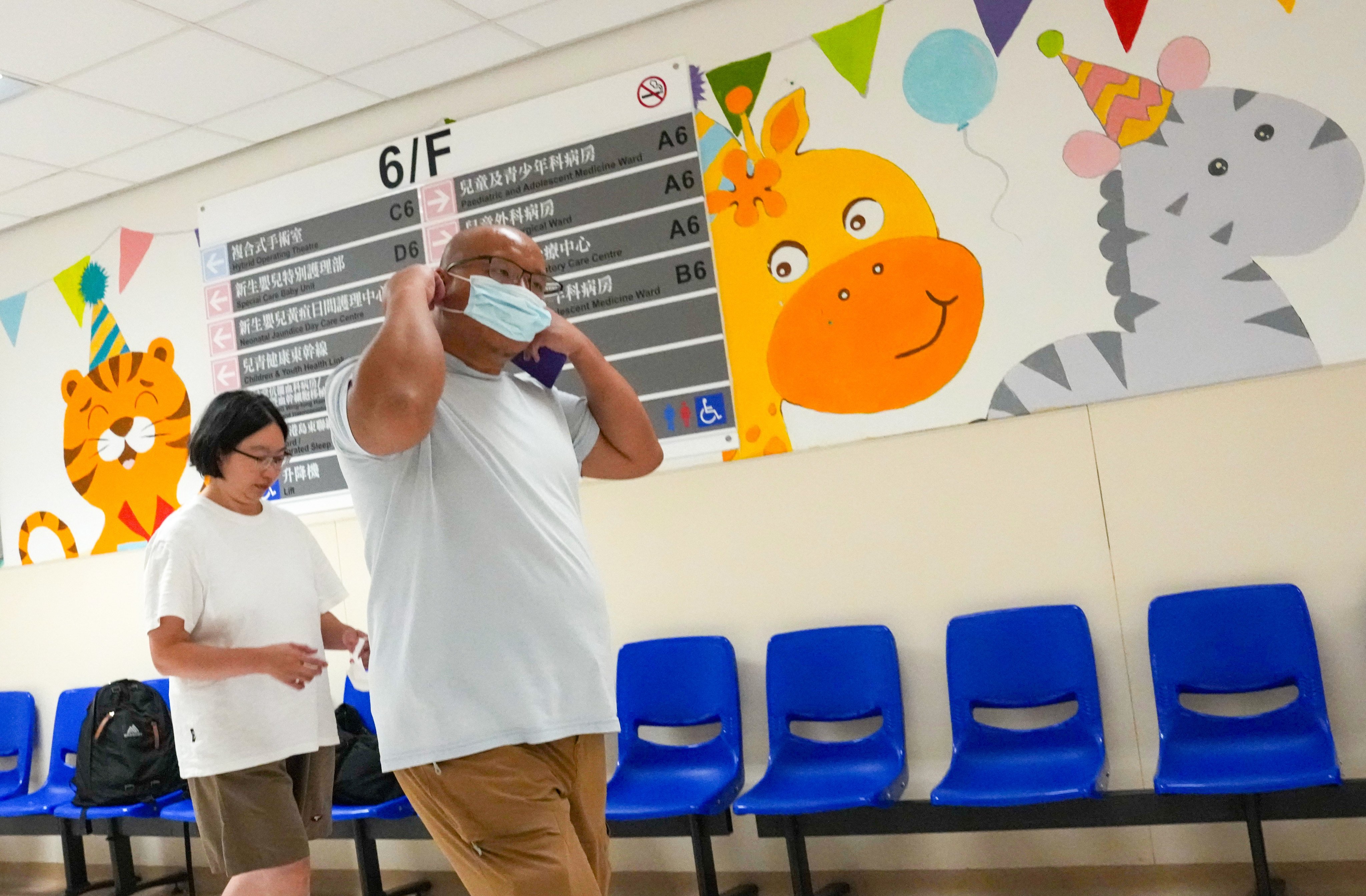 Kwan Pui-sin (left) and Tsang Wai-bong at Pamela Youde Nethersole Eastern Hospital. The parents accuse authorities of neglecting the baby’s need for breast milk. Photo: Jelly Tse