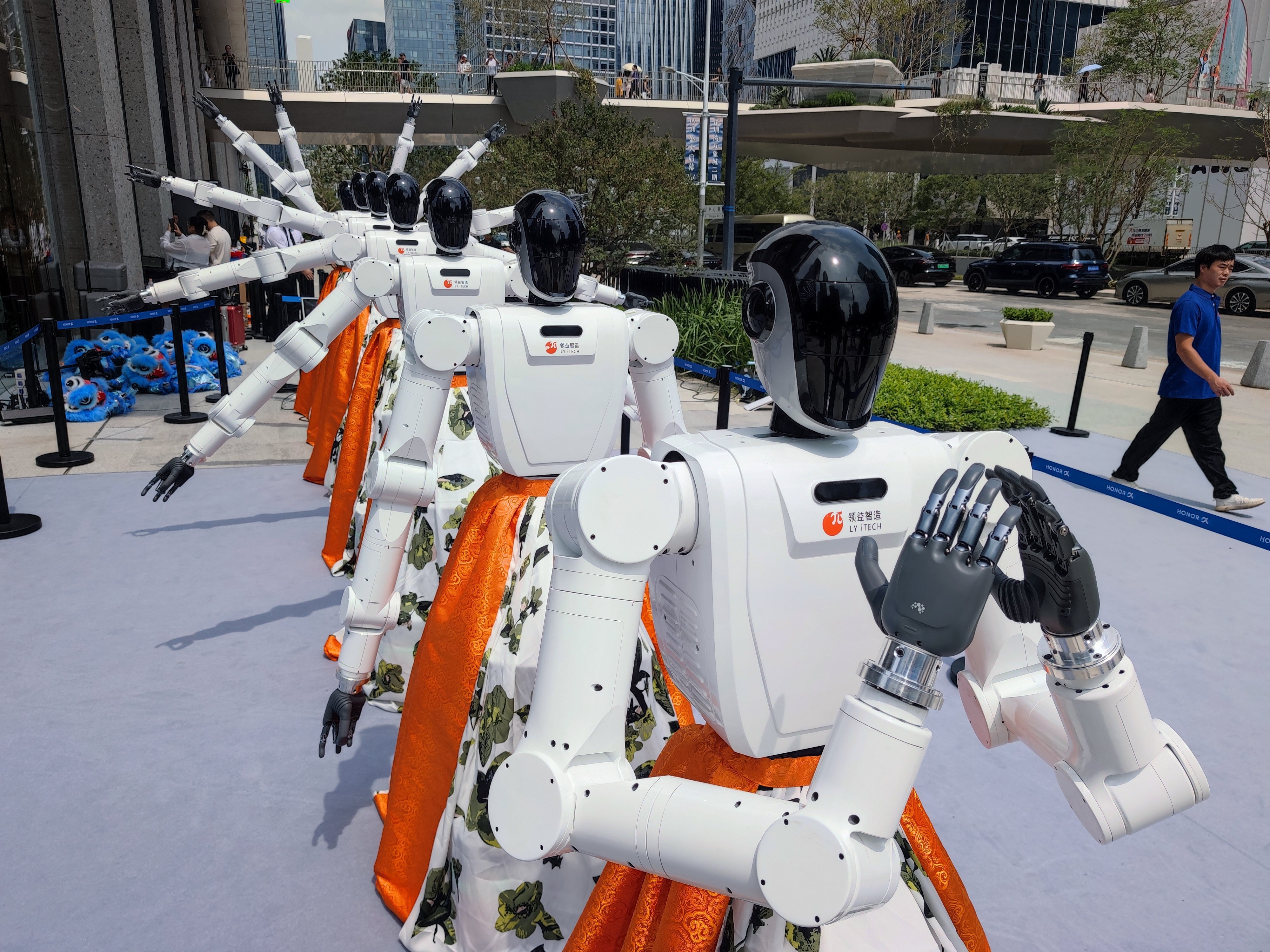 Lingyi’s ‘Lingyue’ humanoid robots perform at an Honor flagship store launch in Shenzhen. Photo: Getty Images