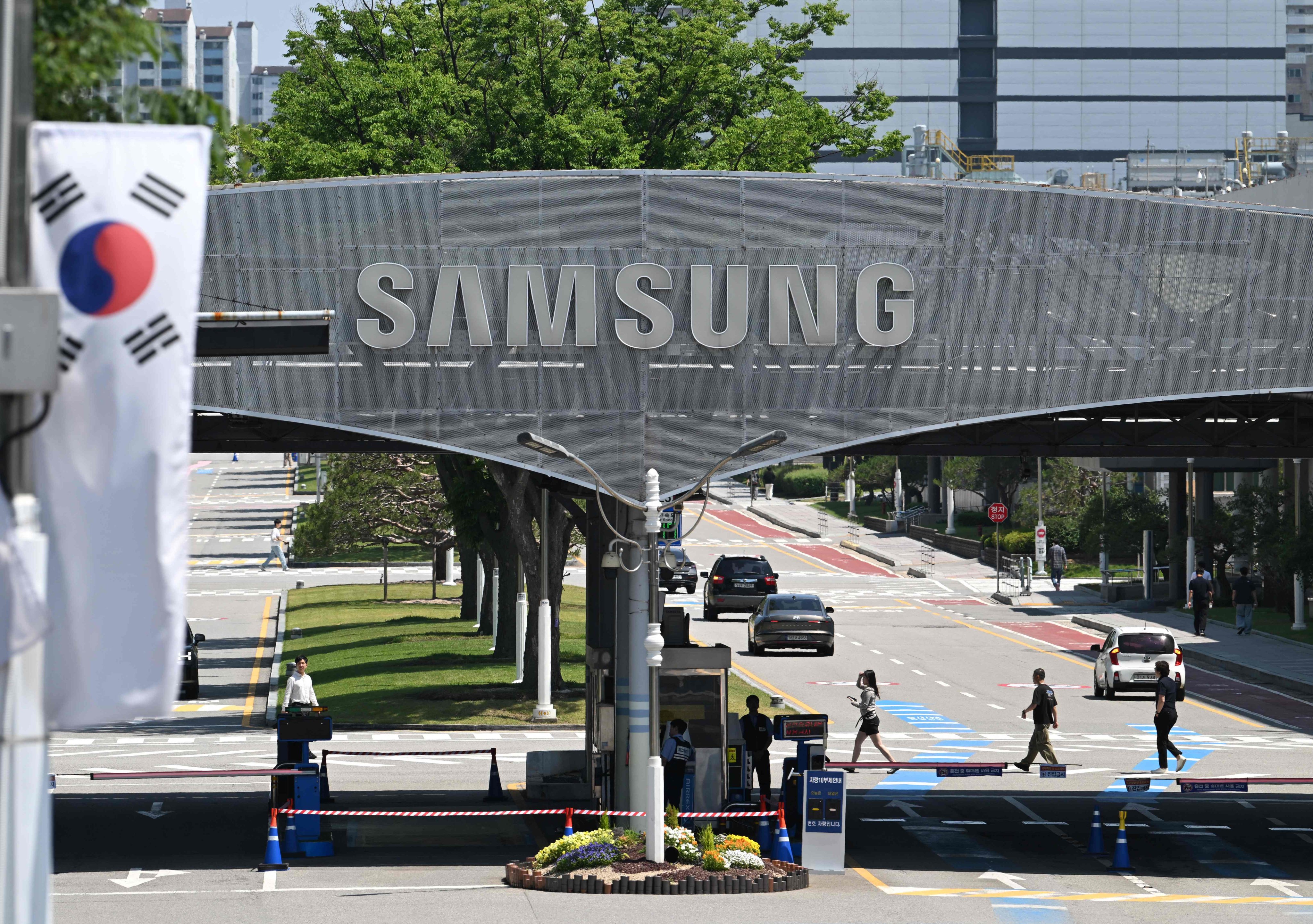 The logo of Samsung Electronics is seen on a gate at the company’s headquarters in Suwon, South Korea, on May 22. Photo: AFP