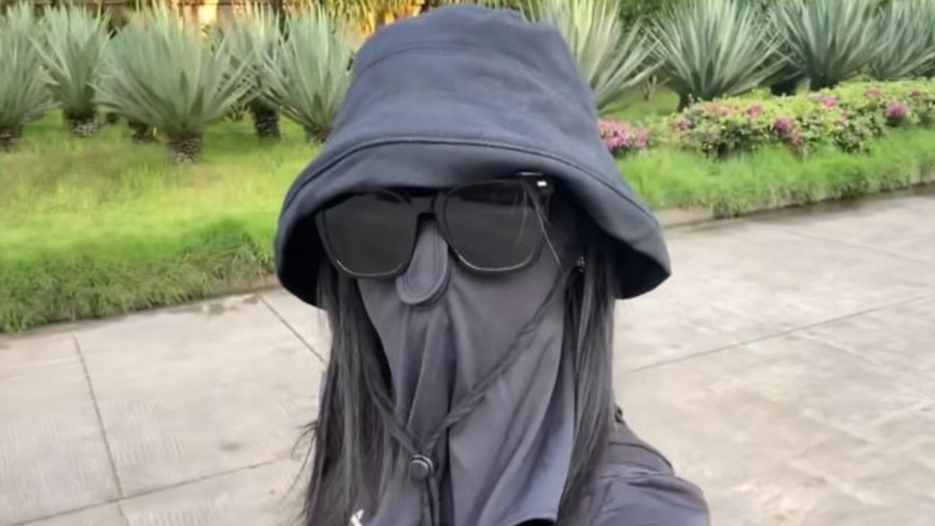 A Chinese woman who took extreme sun protection measures by covering her entire face with a hat and mask after applying sunscreen has developed skin redness and itchiness. Photo: Baidu
