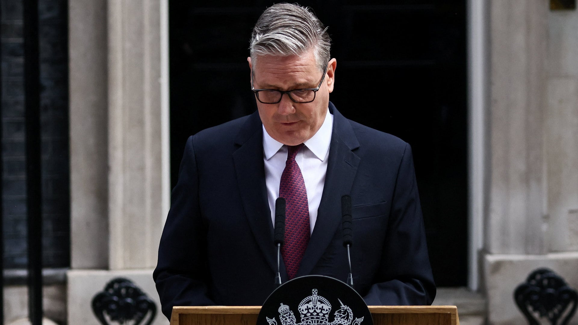 Keir Starmer resigns.