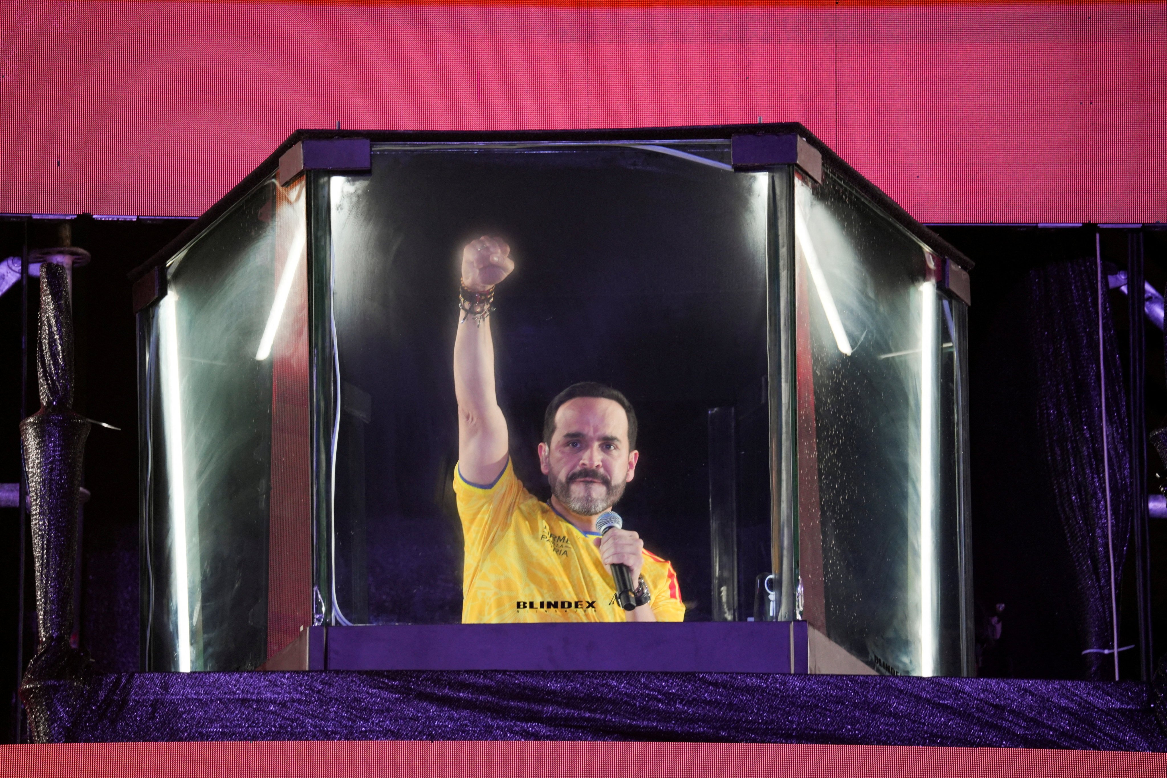 Abelardo De La Espriella addresses supporters from behind bulletproof glass. Photo: Reuters