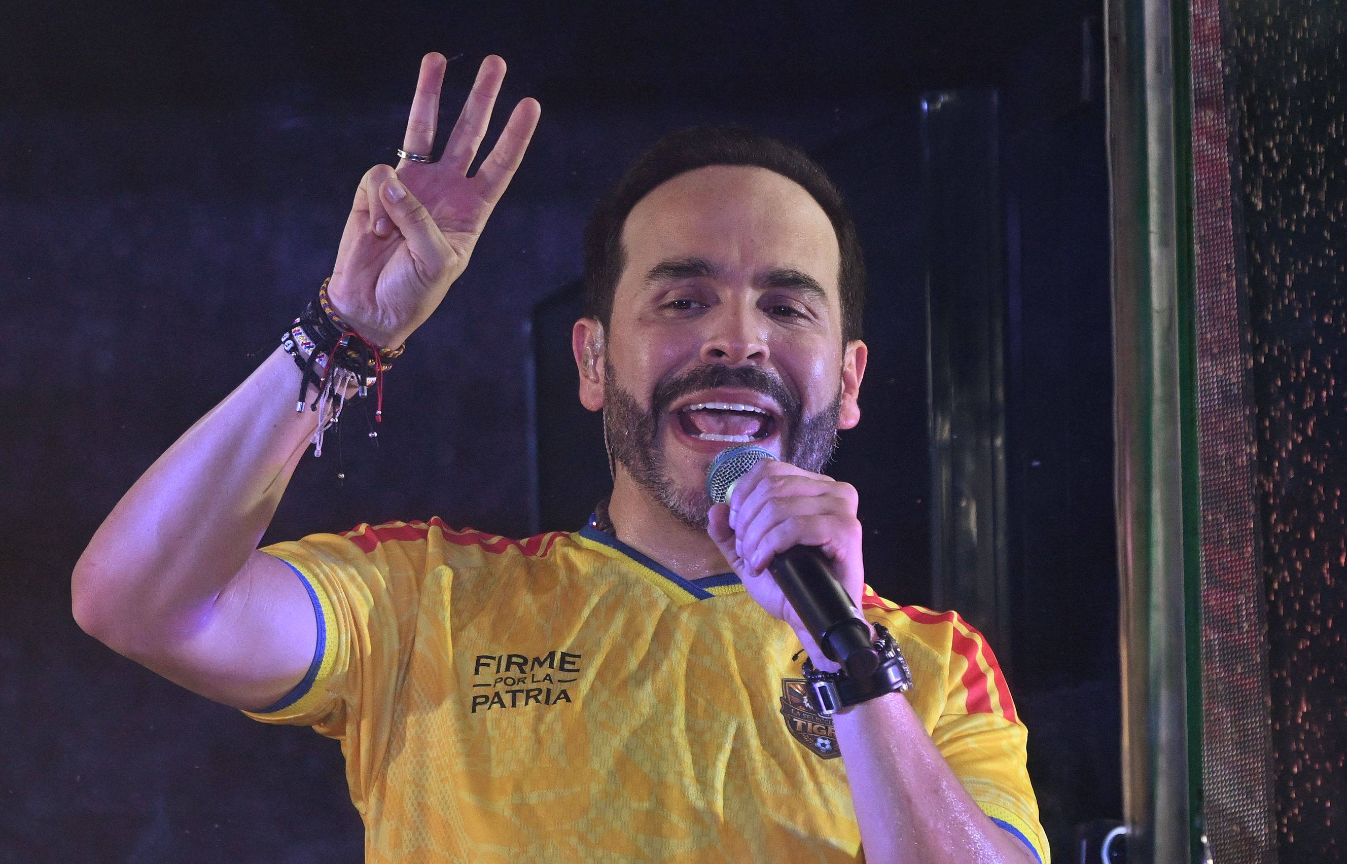 Abelardo de la Espriella speaks to supporters from behind bullet-proof glass after preliminary results showed him narrowly winning Colombia’s presidential run-off election. Photo: AFP