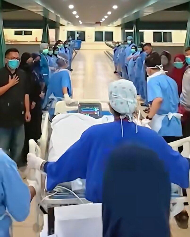 Hospital Sungai Buloh medical staff line the corridor to give Normah Sabar a final send-off. Photo: Facebook/Hospital Sungai Buloh Selangor