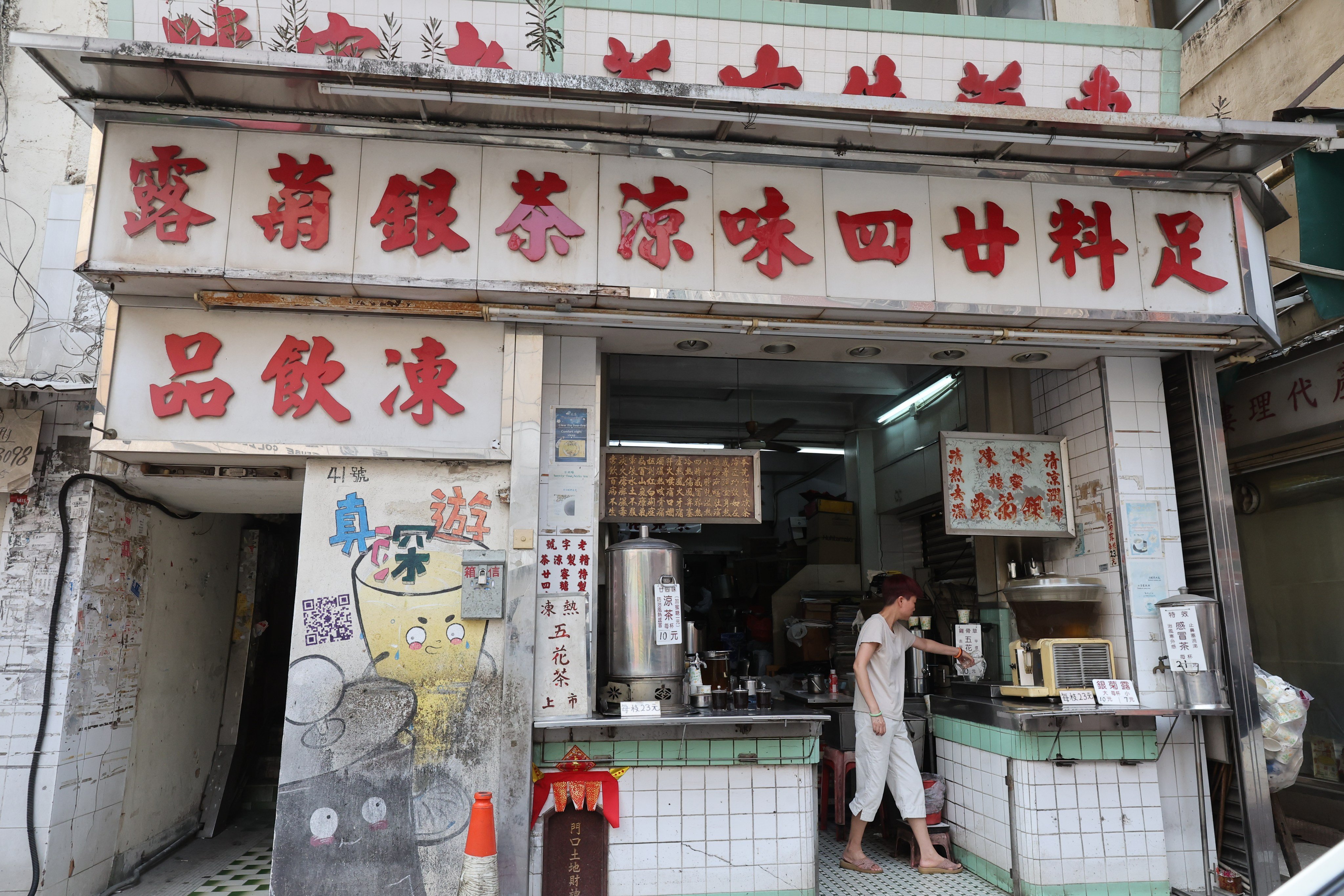 Data released this month by the Legislative Council Secretariat’s research office showed earnings for Chinese restaurants in the first quarter suffered the sector’s steepest contraction. Photo: Edmond So