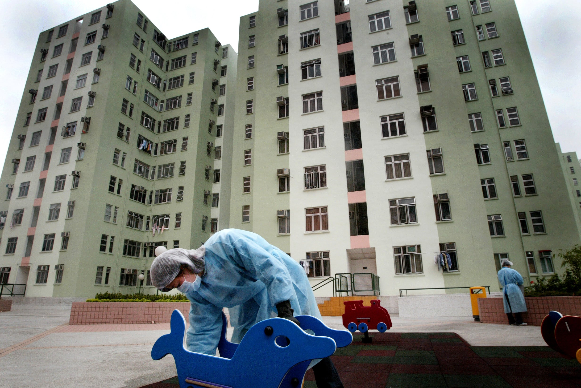 Large-scale cleaning at Telford Gardens in Kowloon Bay on April 11, 2003. Photo: Martin Chan