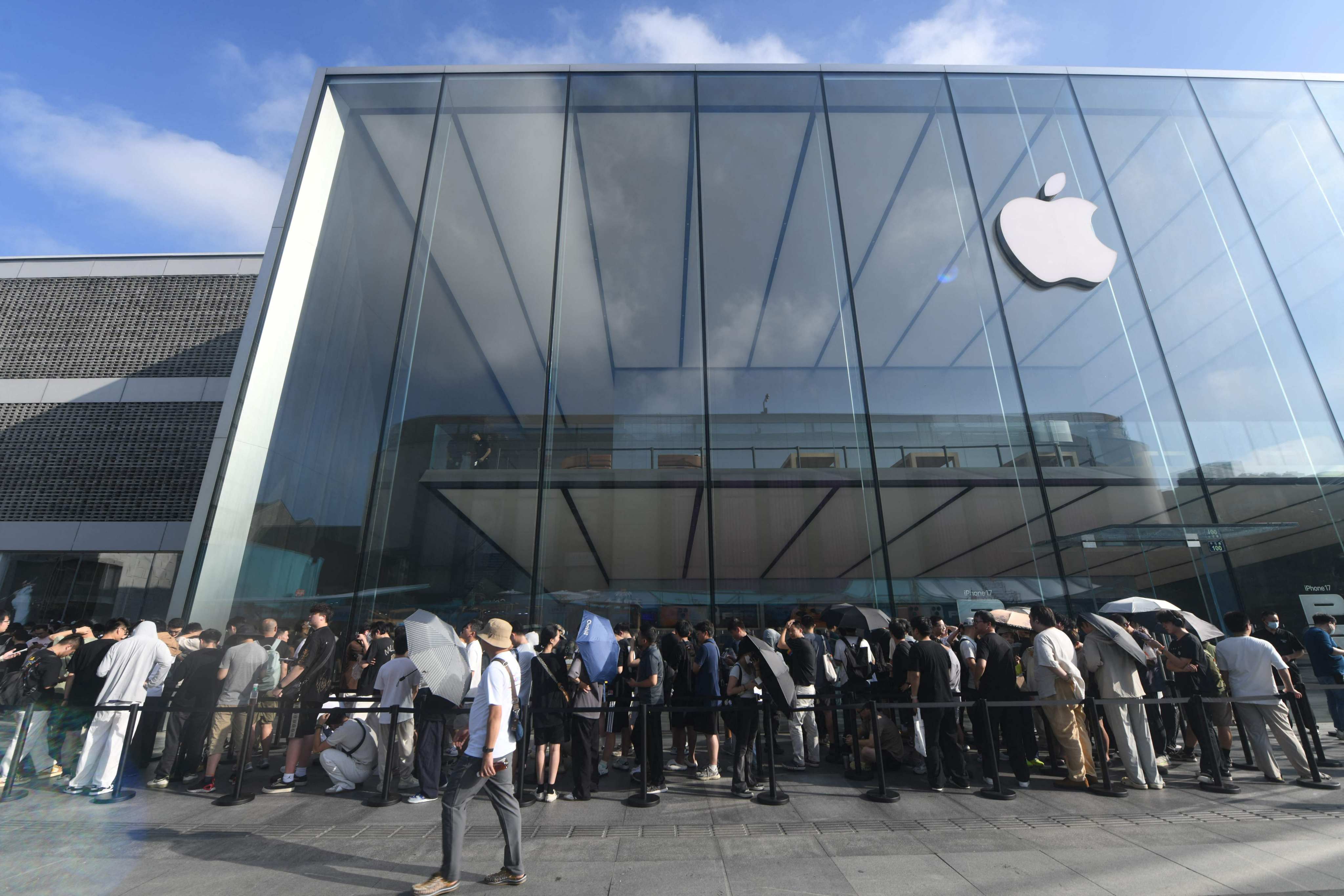 People queue outside an Apple store to see the new iPhone 17 lineup in Hangzhou on September 19, 2025. Photo: AFP
