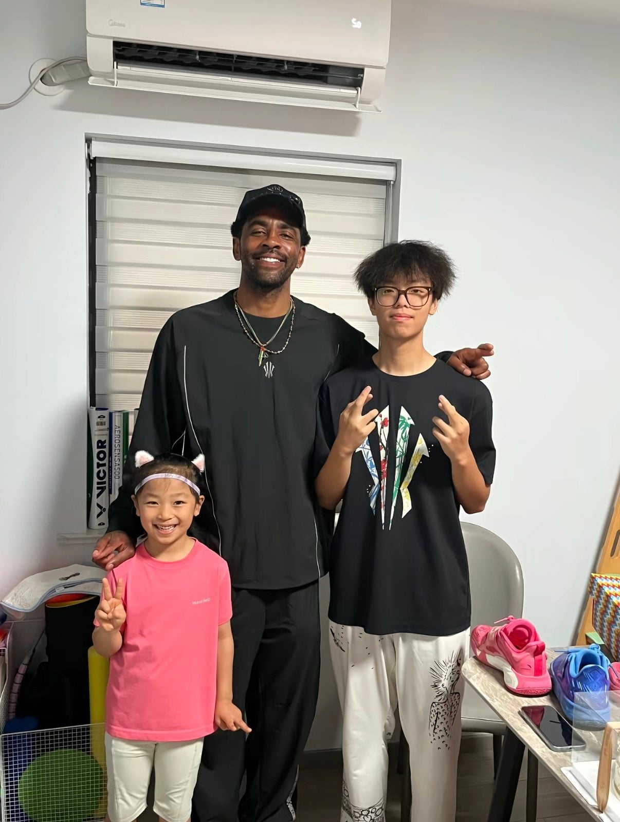 Dallas Mavericks star Kyrie Irving with the Shanghai fan and his family at their home. Photo: Douyin