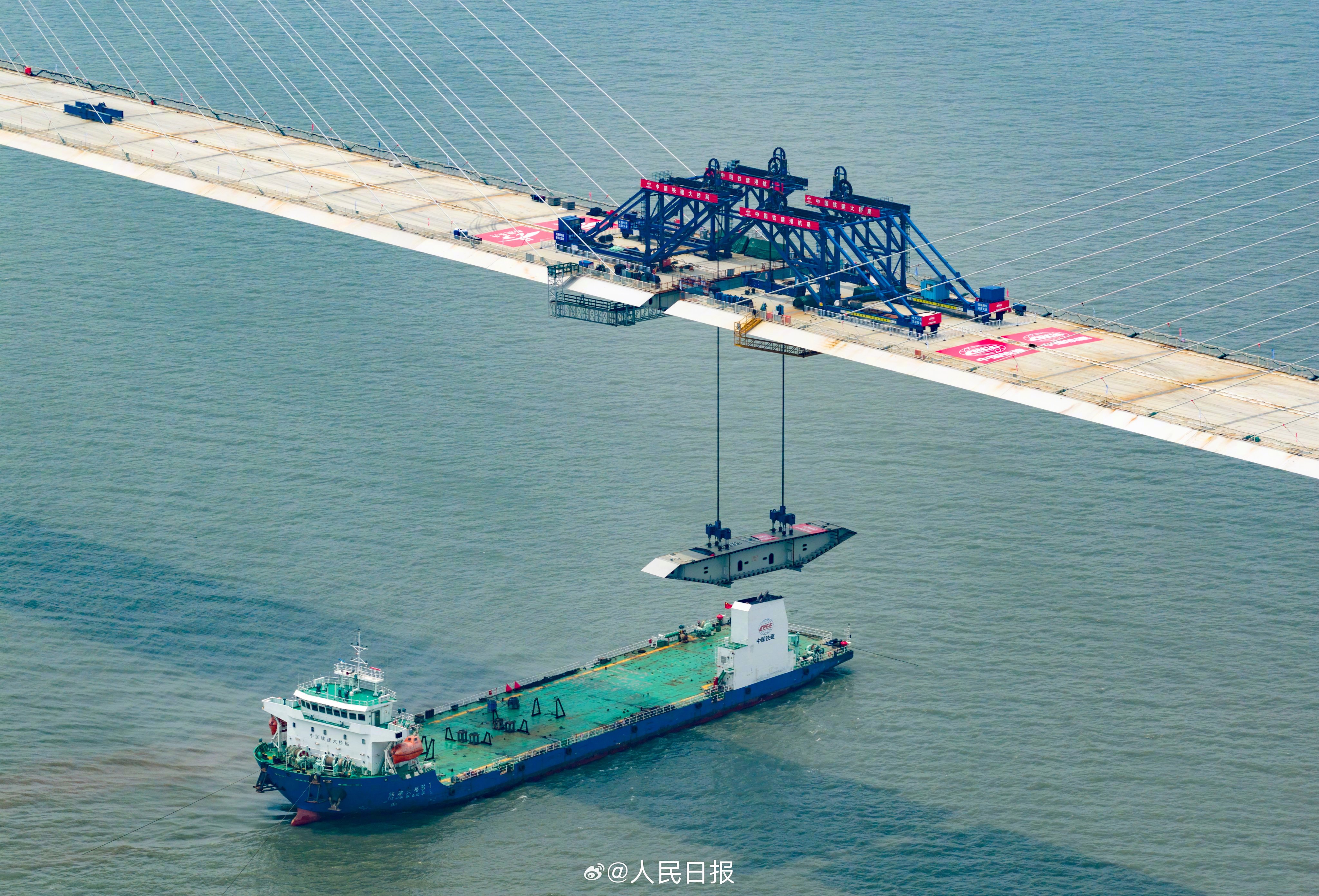 China has completed the main span of a record-breaking sea bridge at Ningbo-Zhoushan port. Photo: Weibo/People’s Daily