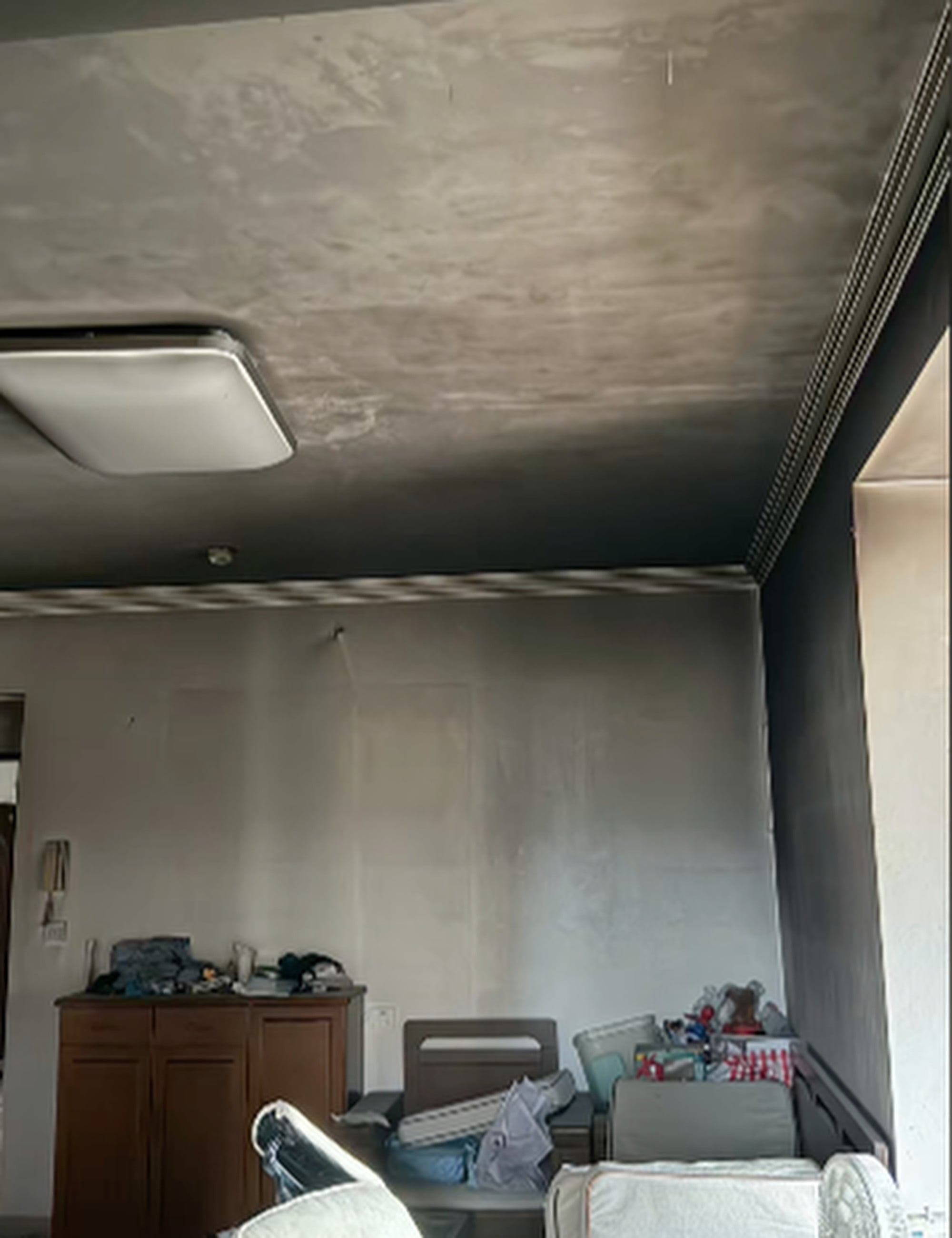 While the living room’s ceiling and walls were blackened by fire, some furniture miraculously survived unscathed. Photo: Douyin