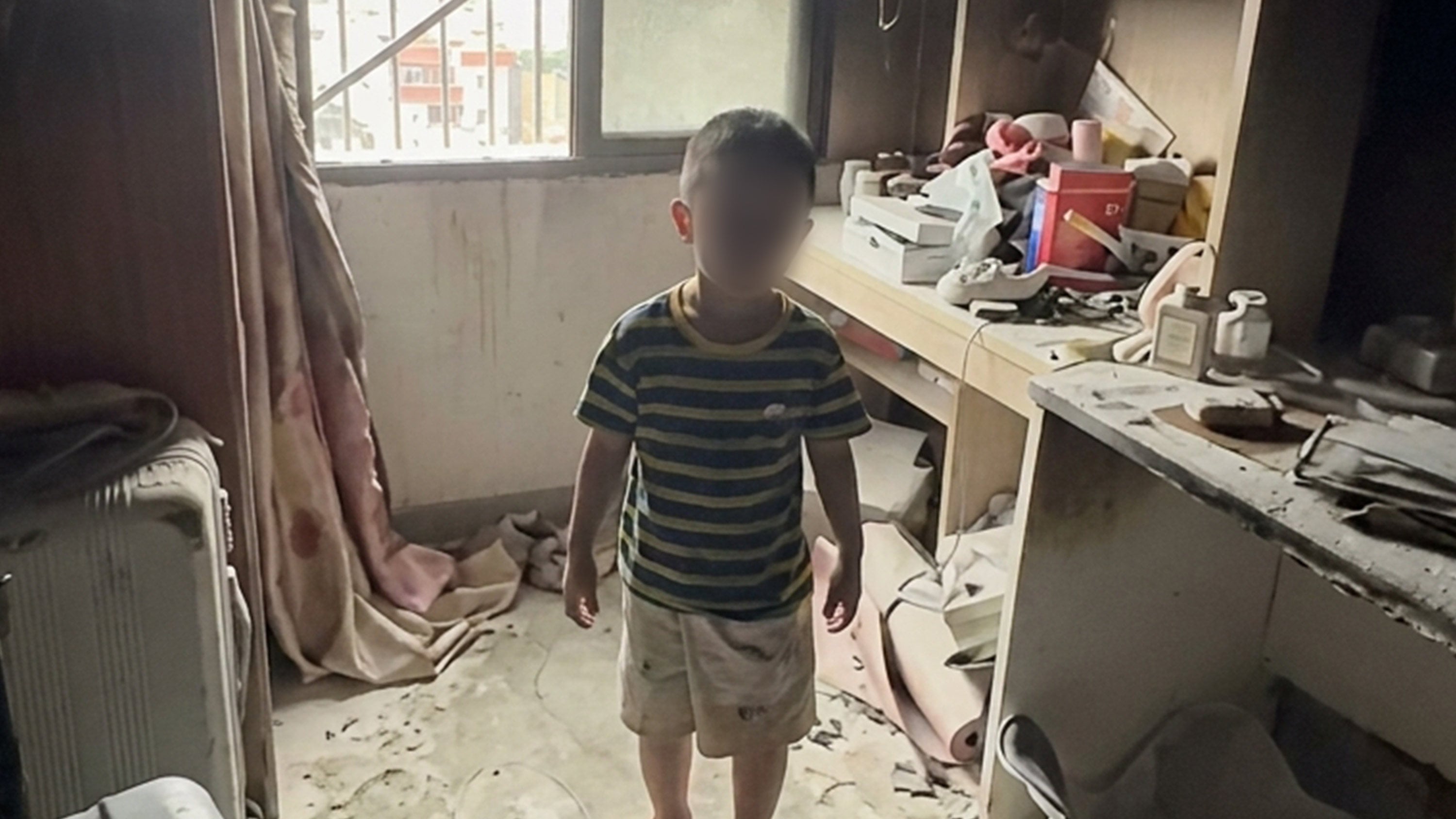 A young boy in China accidentally ignited smartphones worth over 200,000 yuan (US$30,000) while playing indoors. Photo: Douyin