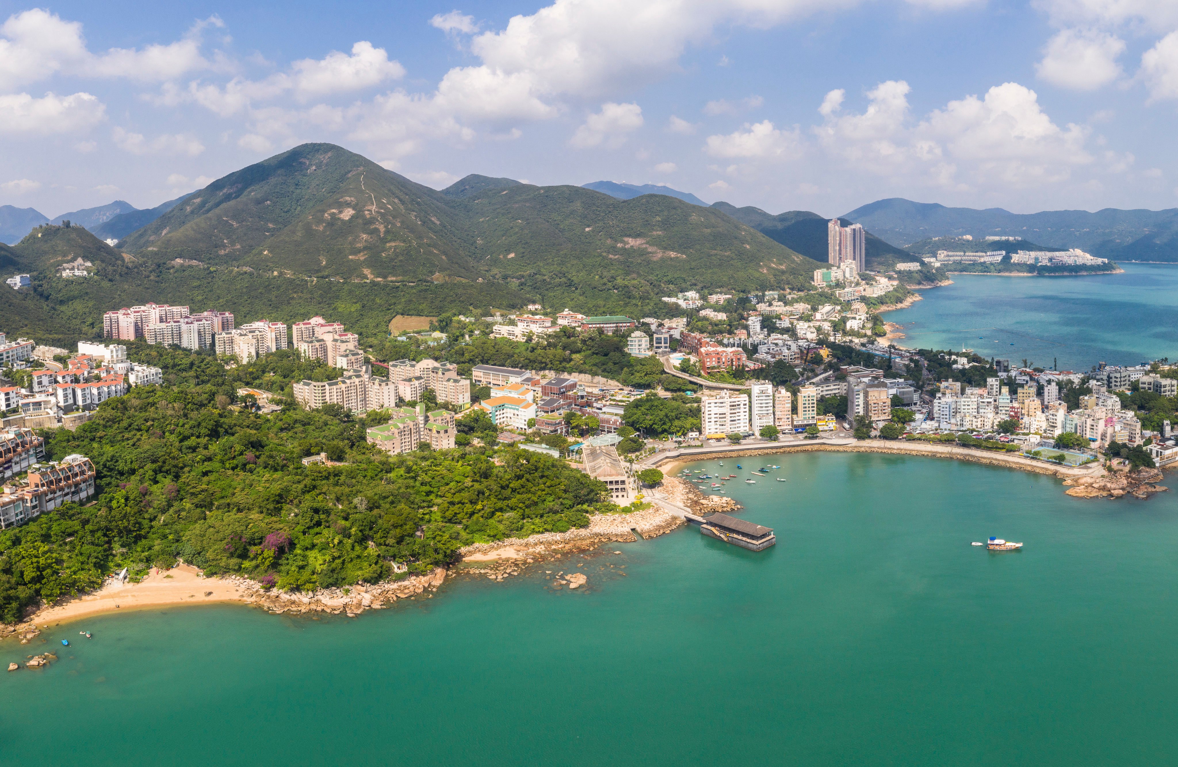 Properties in traditional luxury districts such as Stanley, Repulse Bay and The Peak continue to attract interest when offered at meaningful discounts. Photo: Shutterstock