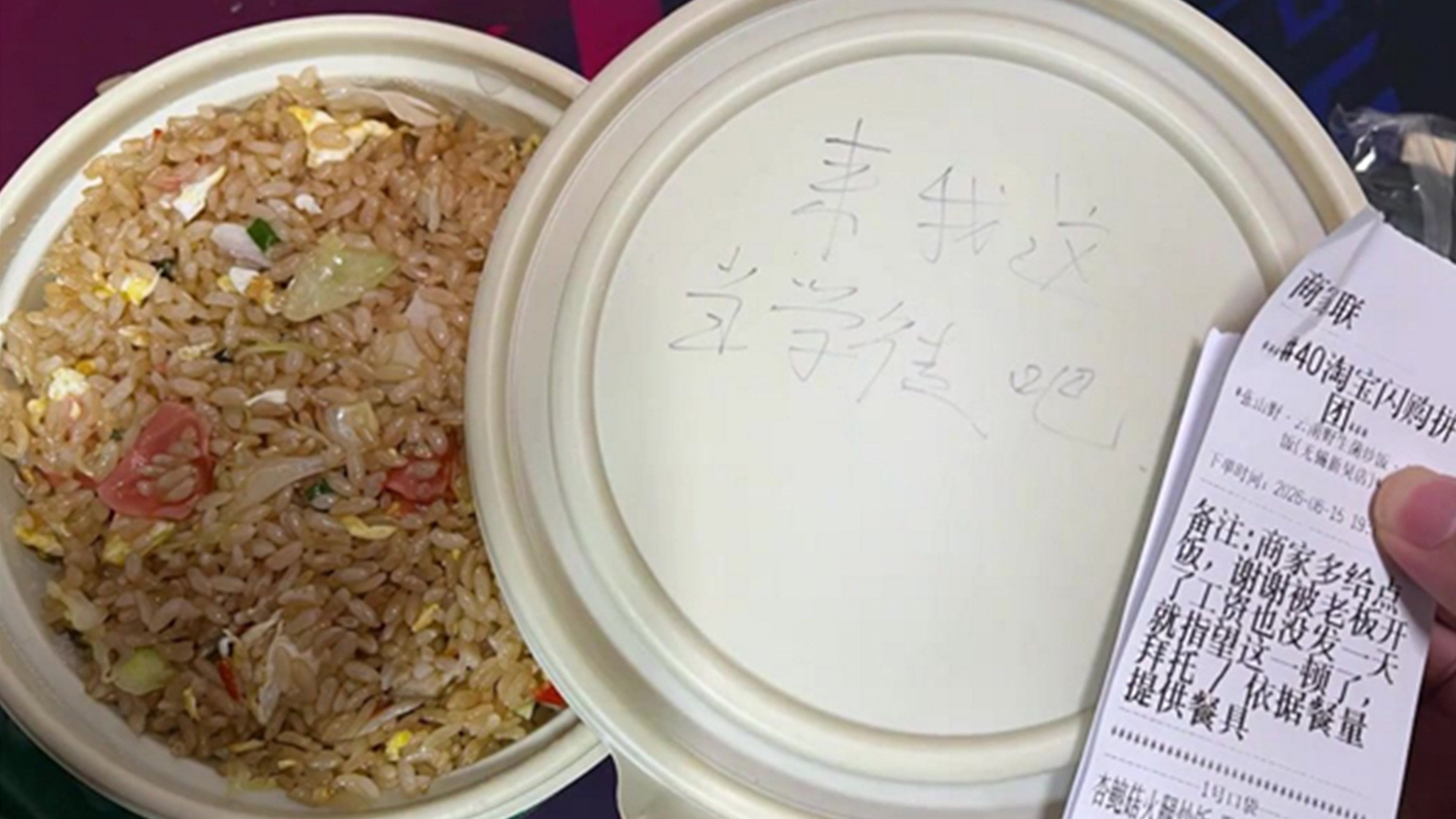 A financially struggling man ordered fried rice and mentioned he only ate once a day, hoping for a bit more rice. The restaurant owner exceeded his expectations. Photo: Sina