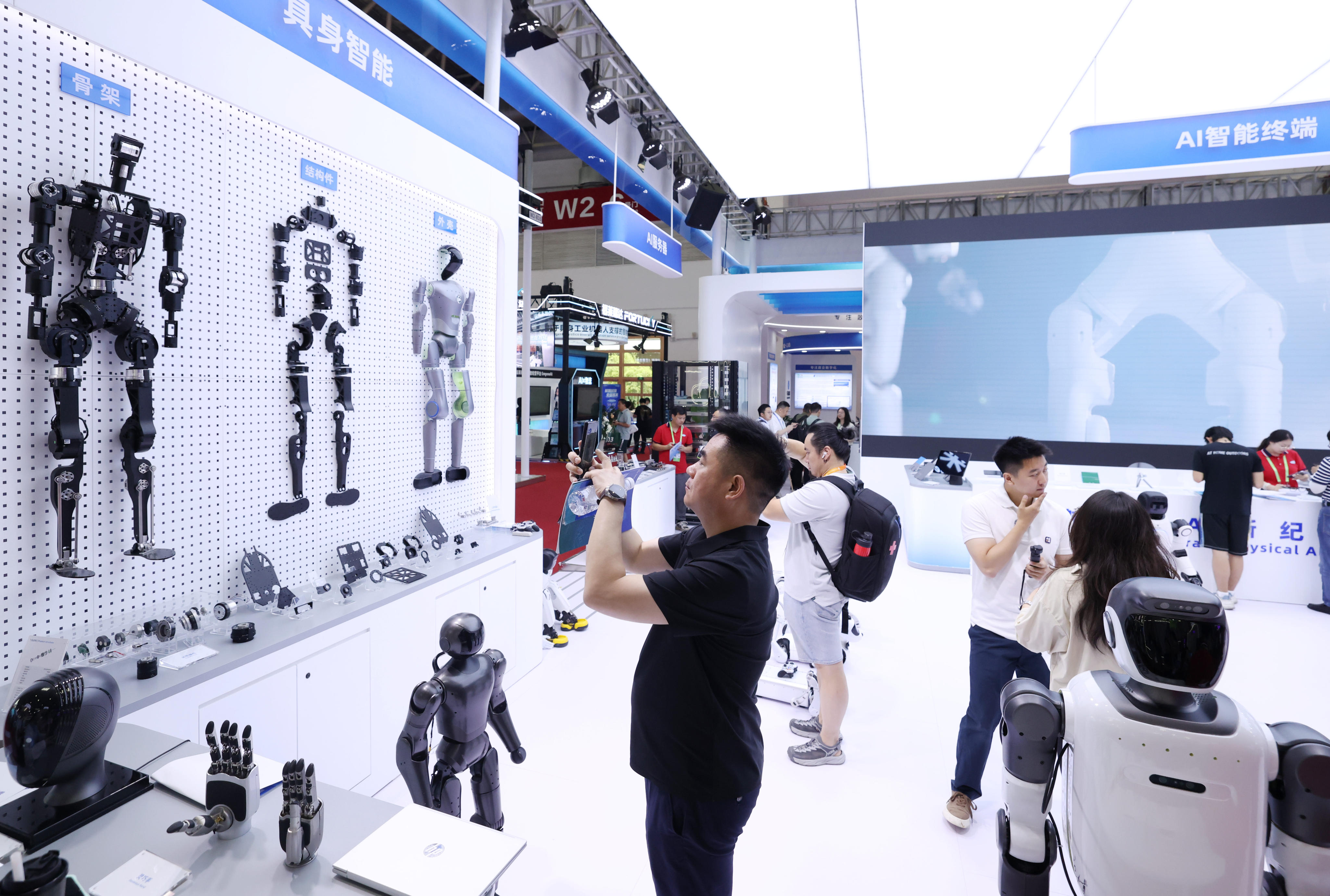 scmp.com - Ben Jiang - At Chinese supply chain expo, executives look to tech as geopolitical insulation