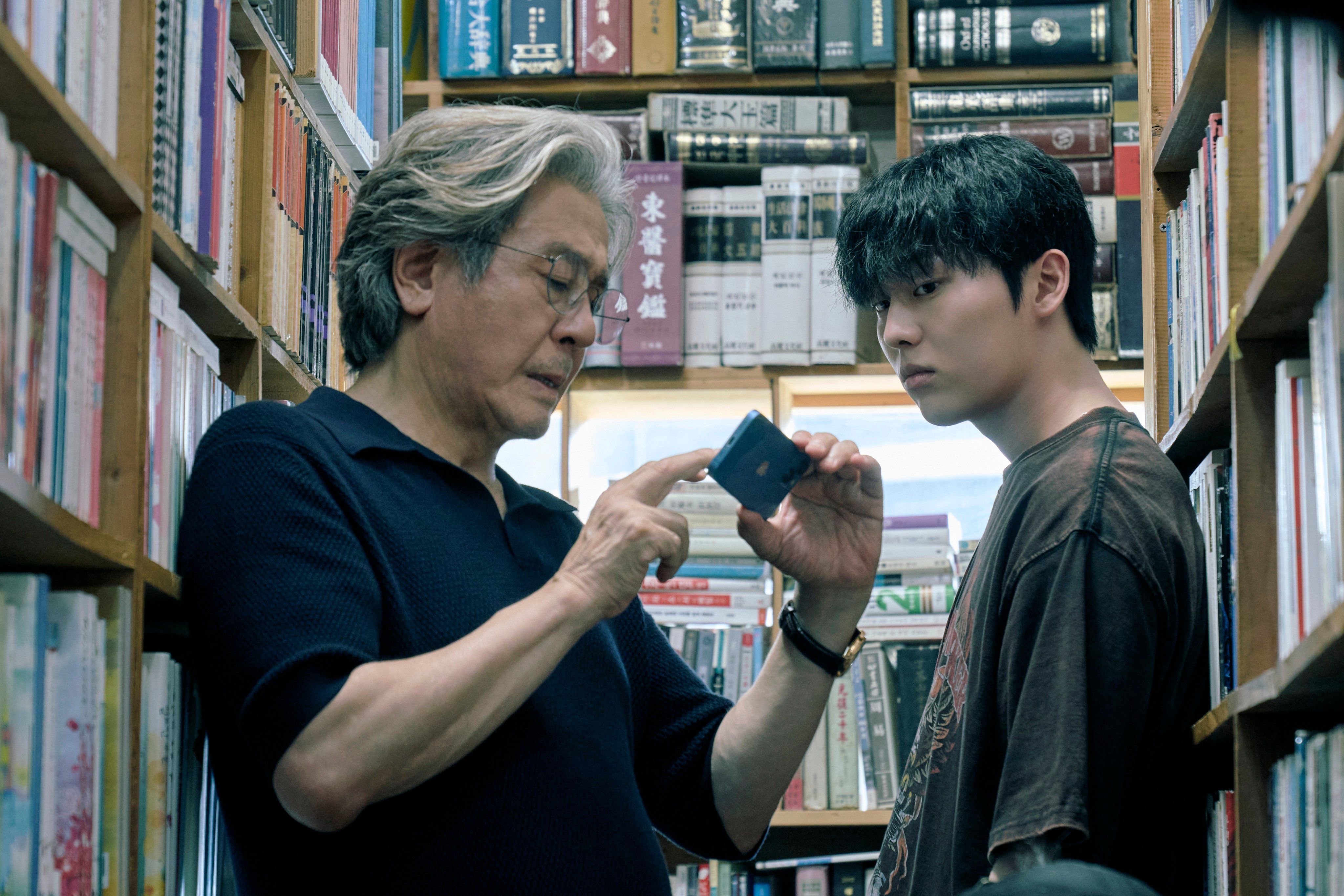 Choi Min-sik (left) as literature professor Heo Mun-oh and Choi Hyun-wook as engineering student Lee Kang in a still from Notes from the Last Row. The new Korean drama is now streaming on Netflix. Photo: Yu Ara/Netflix