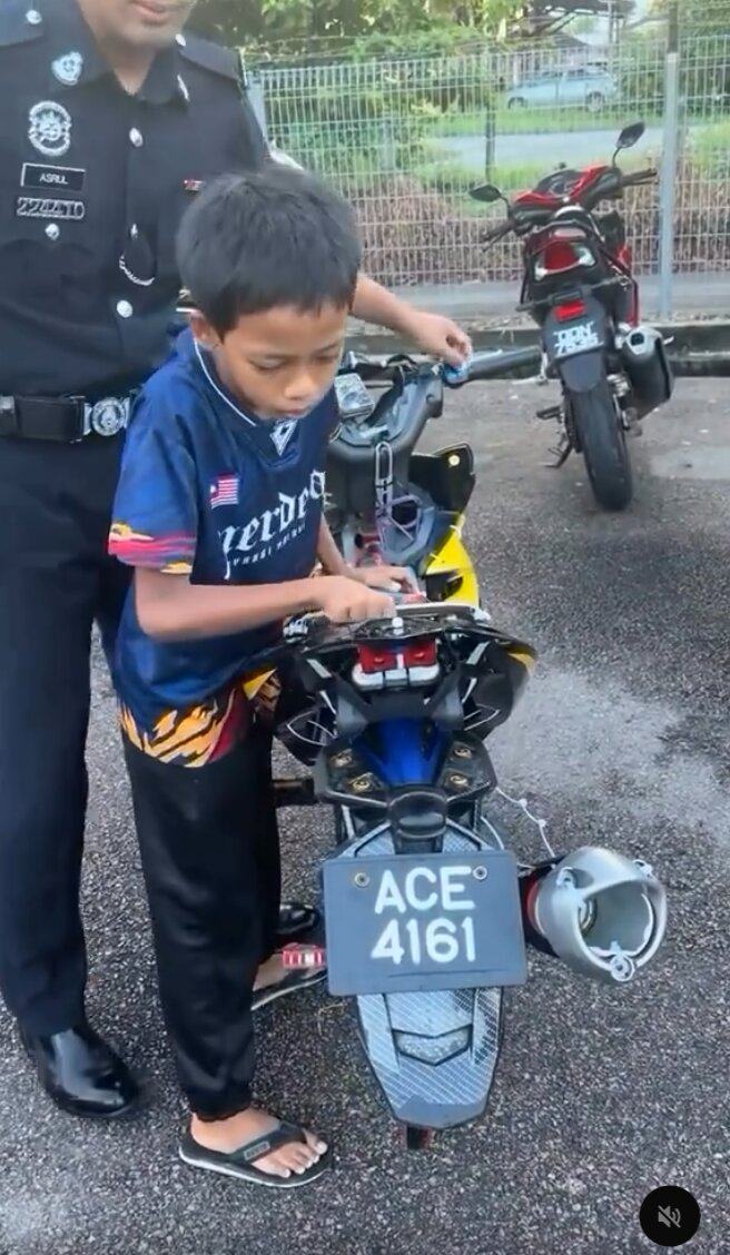 A 13-year-old boy shows off his modified bicycle to police officers. Photo: Threads/hafizul.akmal