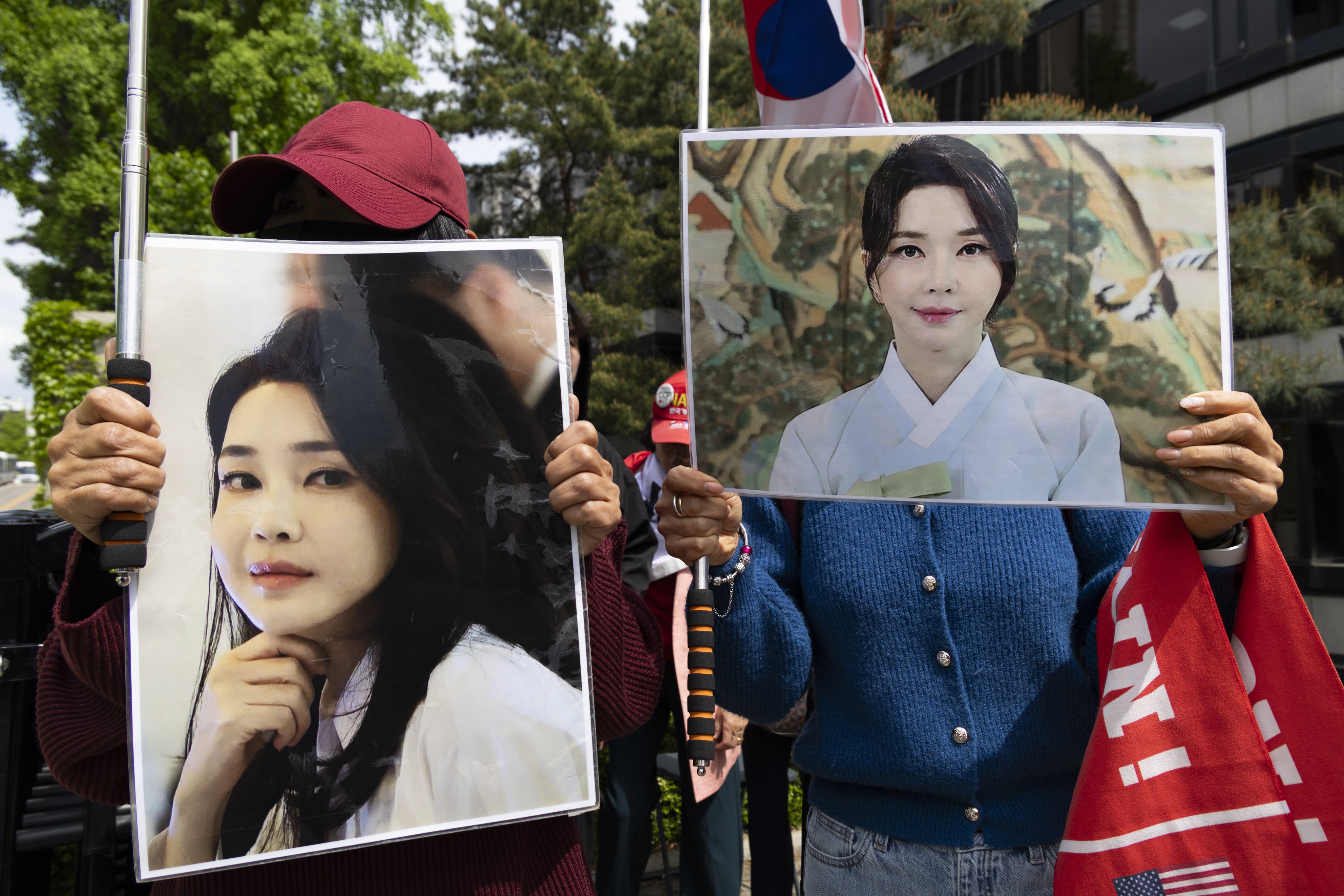 epa12918421 Supporters of former first lady Kim Keon-Hee hold up Kim's pictures as they rally outside Seoul High Court in Seoul, South Korea, 28 April 2026. An appeals court sentenced former-first lady Kim Keon-Hee to between 20 months and four years in prison on 28 April. She was indicted on charges of stock manipulation, bribery, and other corruption.  EPA/JEON HEON-KYUN