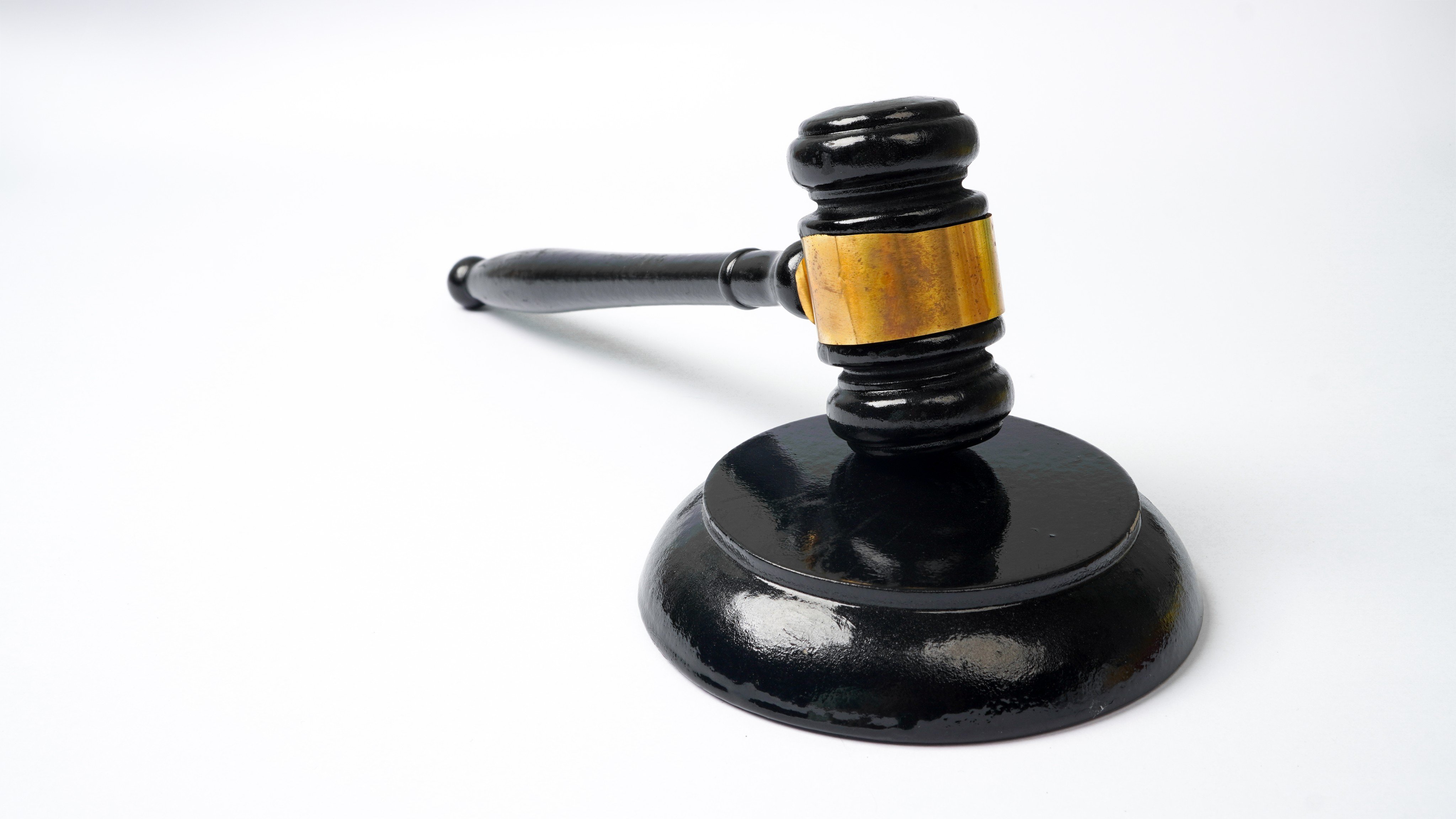 A file image illustrating a judge’s gavel. A 40-year-old palliative care doctor confessed at the Berlin Regional Court on Thursday to killing 12 of his patients. Photo: Shutterstock