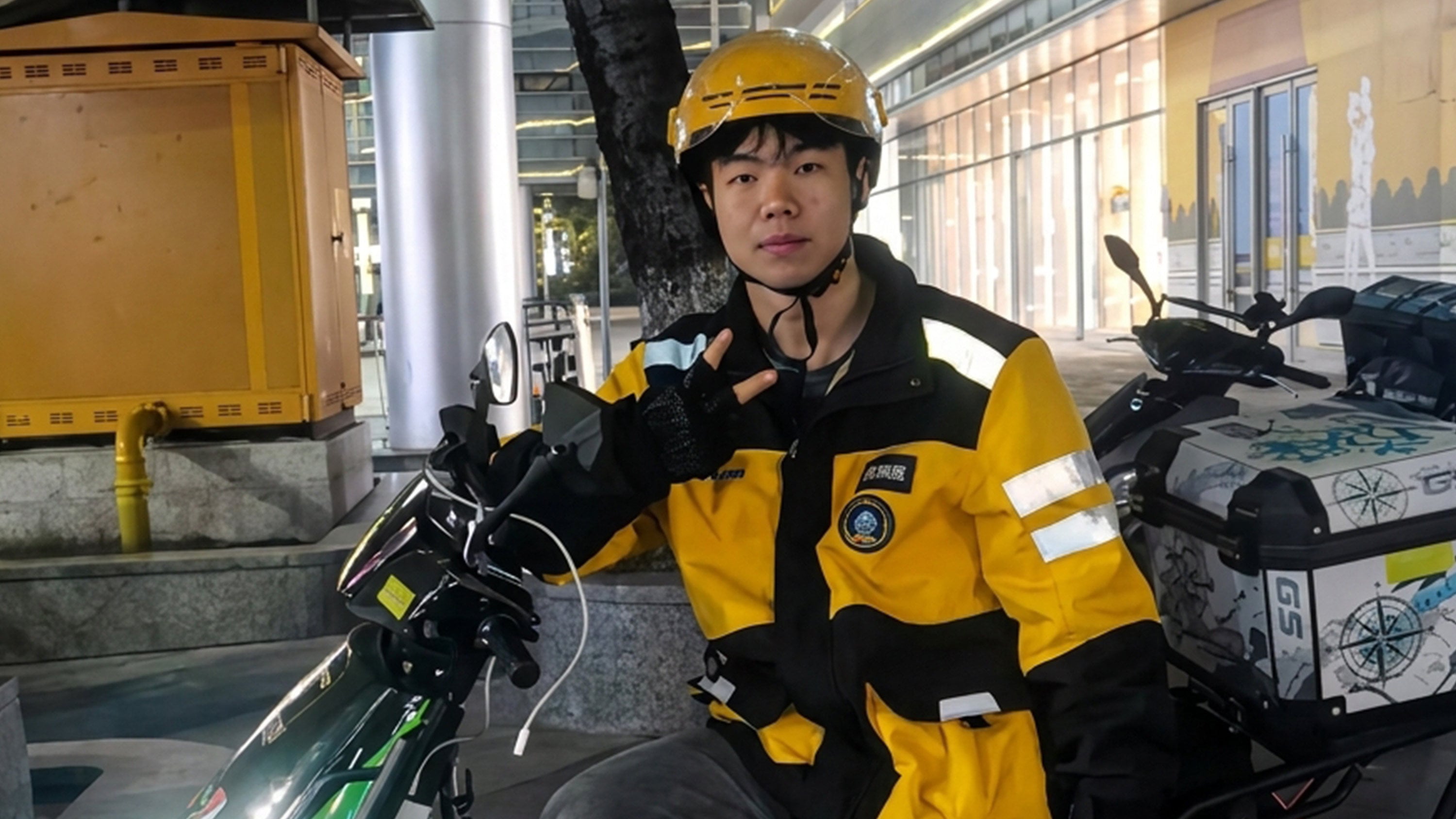 A 20-year-old food delivery rider died while saving others. He will be remembered as a kind, devoted son who deeply cared for his family. Photo: Sina