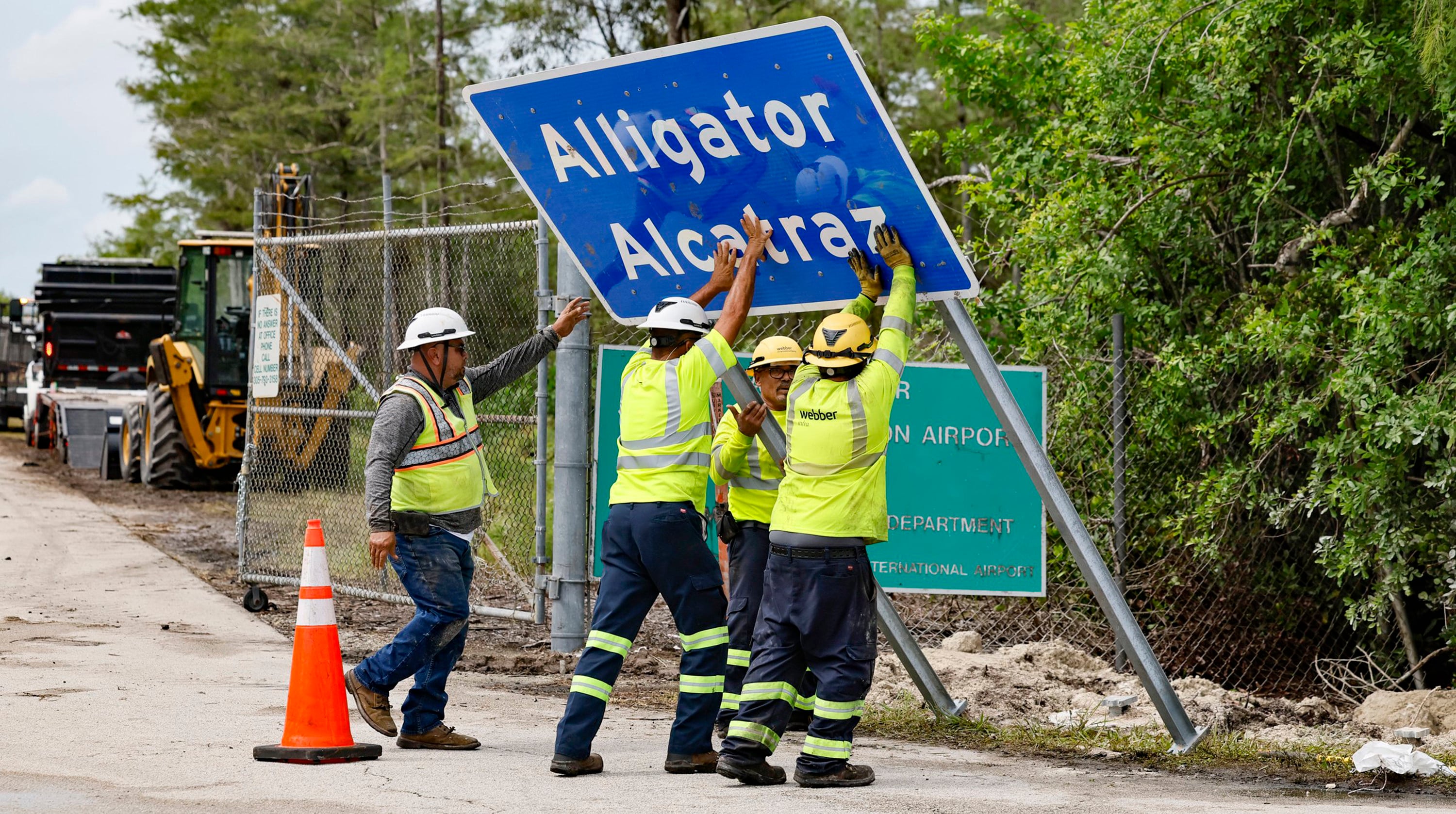 Workers install a permanent “Alligator Alcatraz” sign in Collier County, Florida, in July 2025. Photo: TNS