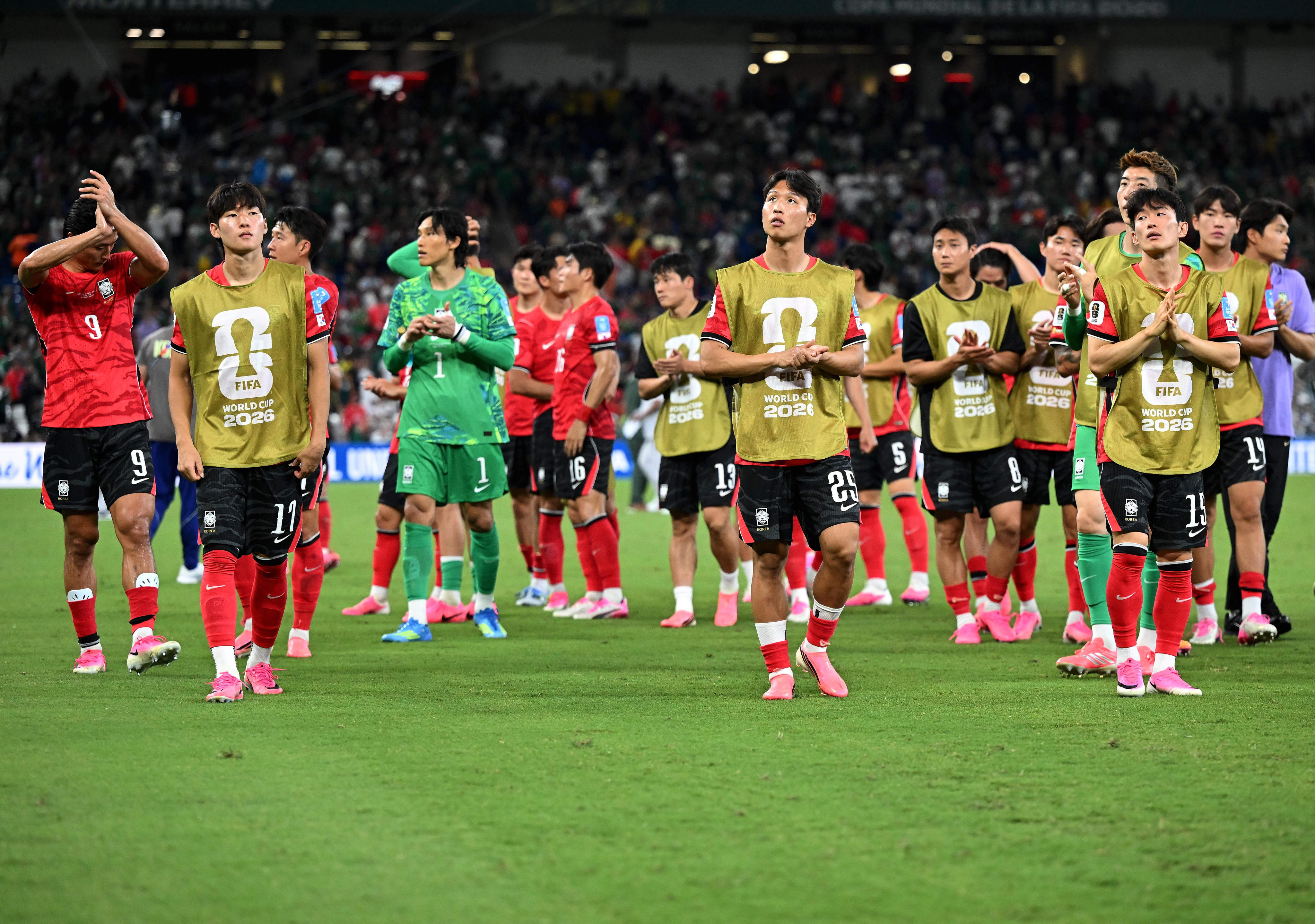 South Korea’s downcast players applaud their fans after their defeat by South Africa in the World Cup. Photo: Xinhua
