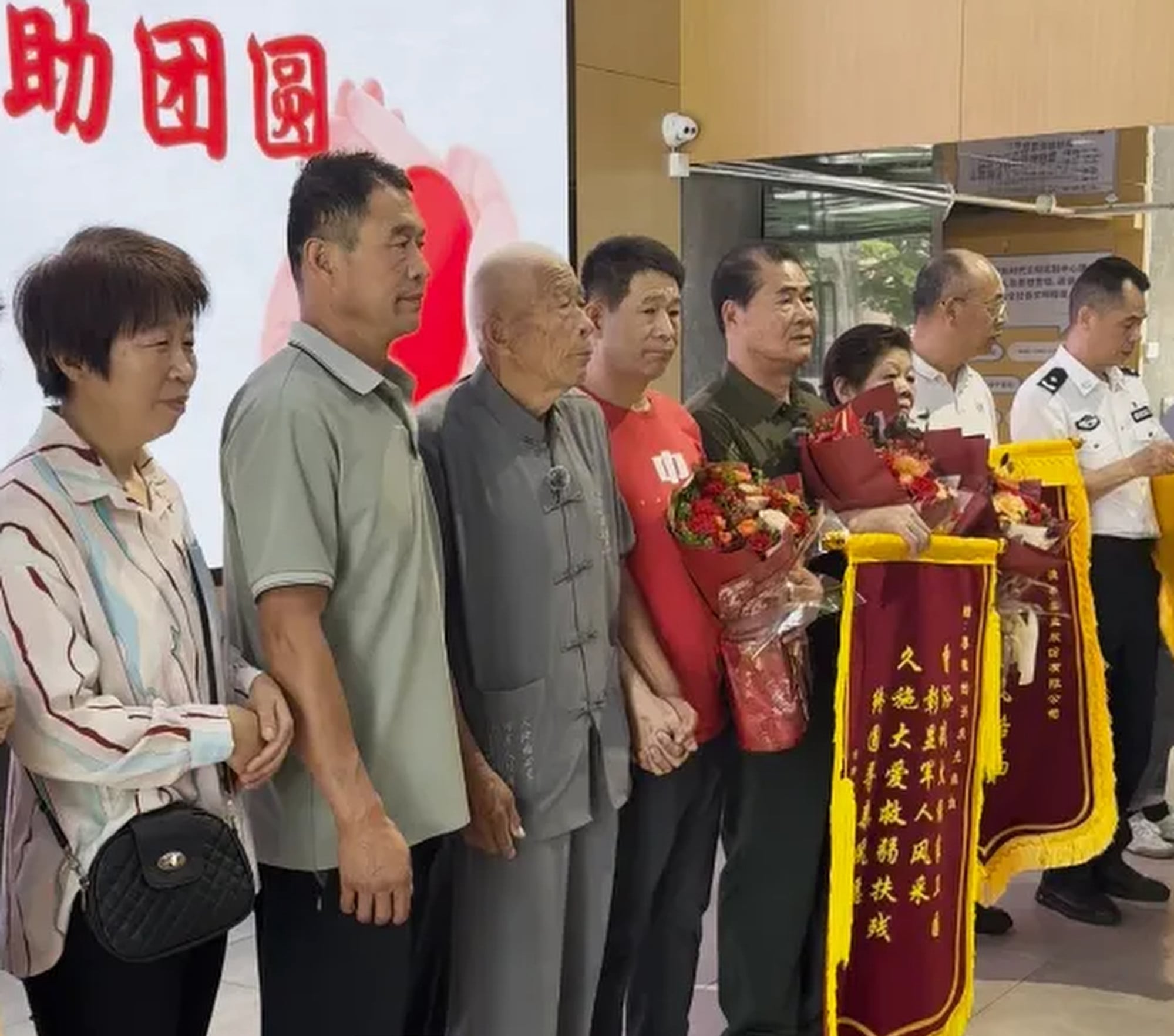 In a gesture of gratitude, Lei and his biological family held a simple ceremony to thank his Shenzhen “parents,” presenting them with banners of appreciation. Photo: QQ.com In a gesture of gratitude, Lei and his biological family held a simple ceremony to thank his Shenzhen “parents,” presenting them with banners of appreciation. Photo: QQ.com