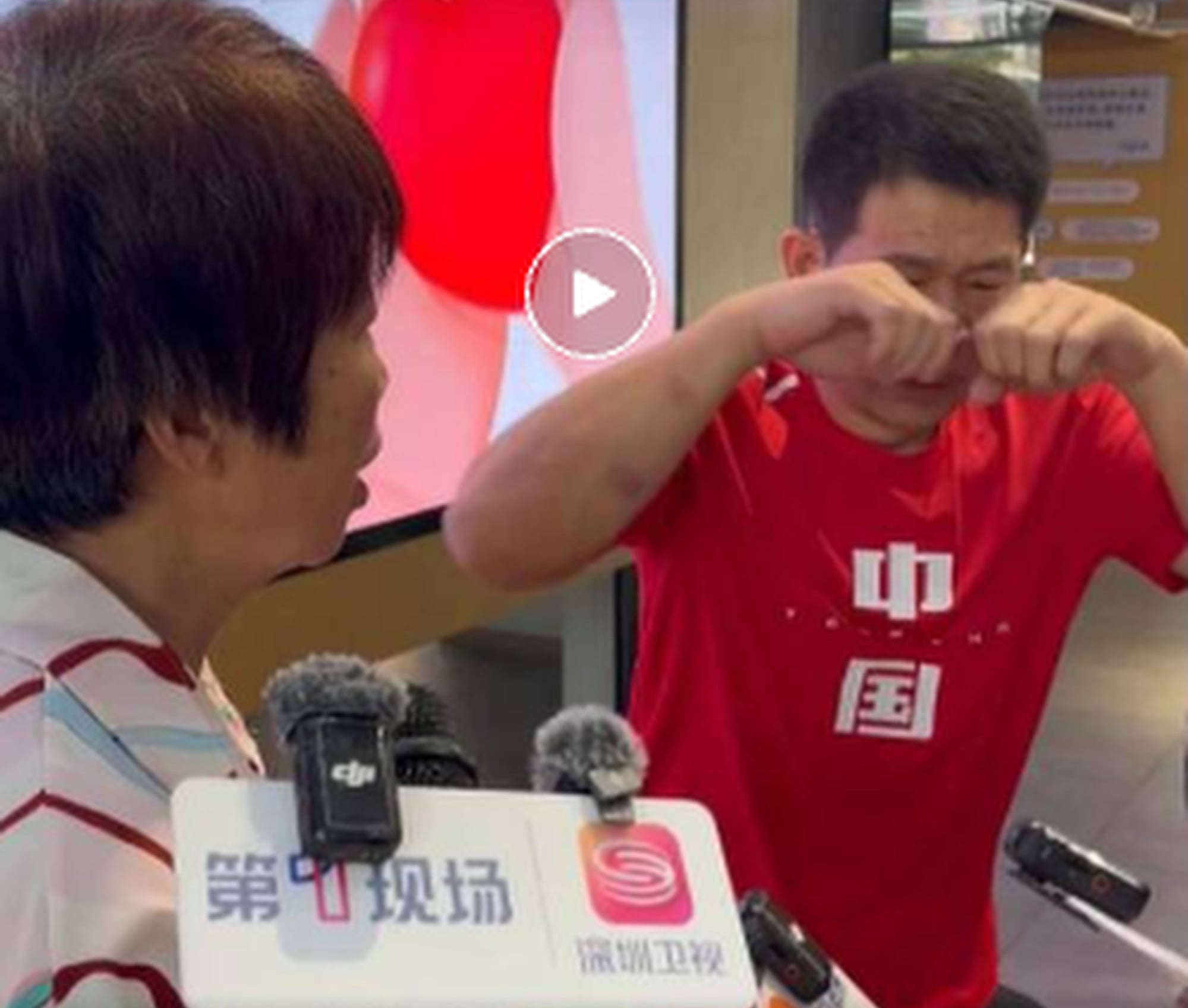 On June 11, Lei reunited with his father, older brother, and sister, who travelled from their hometown in Henan province to Shenzhen. Photo: QQ.com On June 11, Lei reunited with his father, older brother, and sister, who travelled from their hometown in Henan province to Shenzhen. Photo: QQ.com