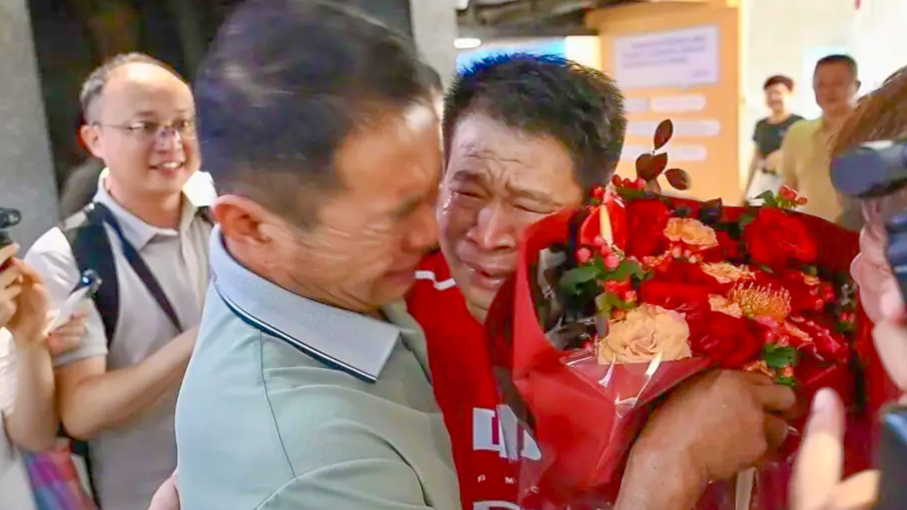 Lei Zeqing, right, was deeply emotional as he embraced his older brother during their heartfelt reunion after 35 years apart. Photo: Sohu
