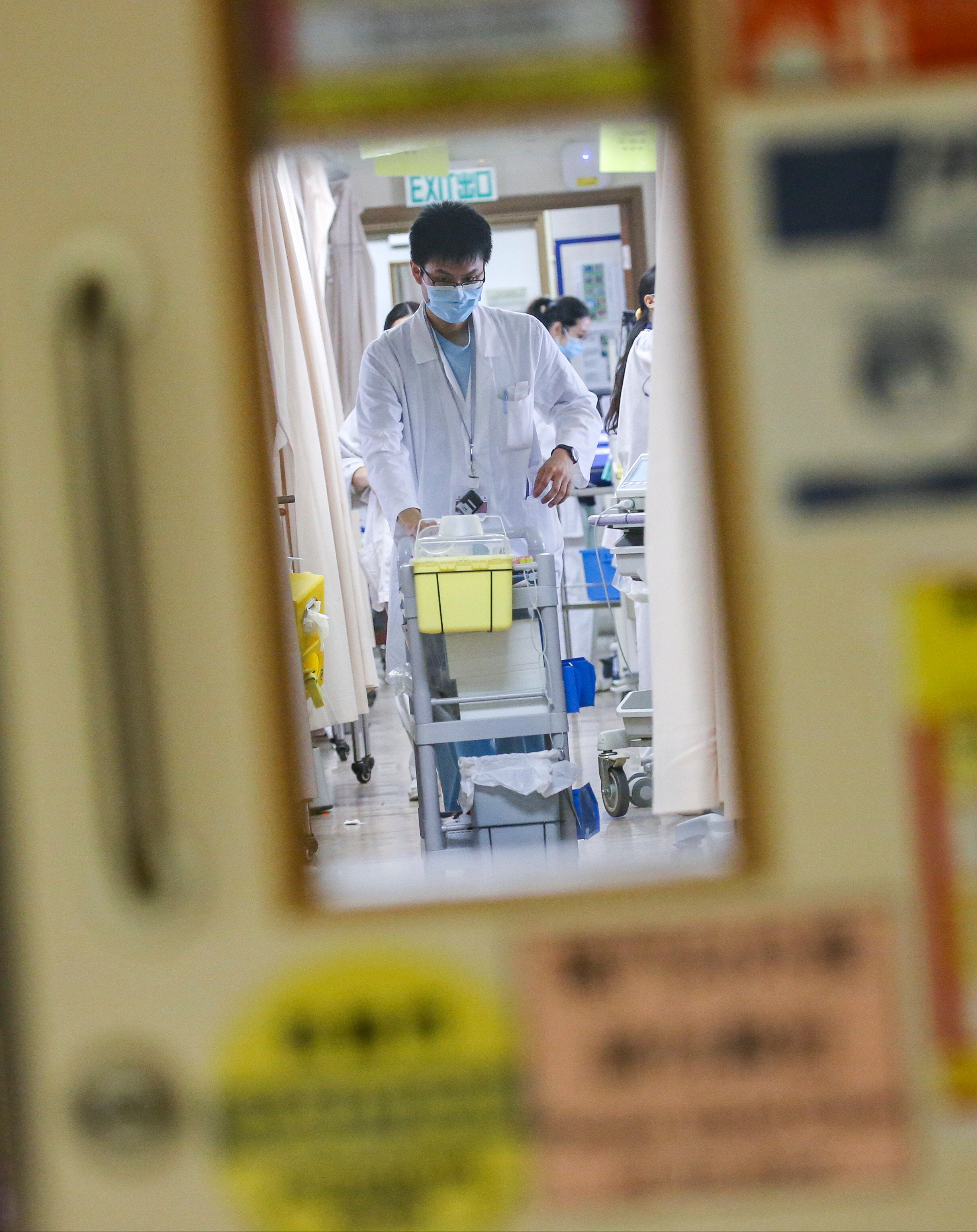 A busy ward at Queen Elizabeth Hospital in Yau Ma Tei. Photo: Felix Wong