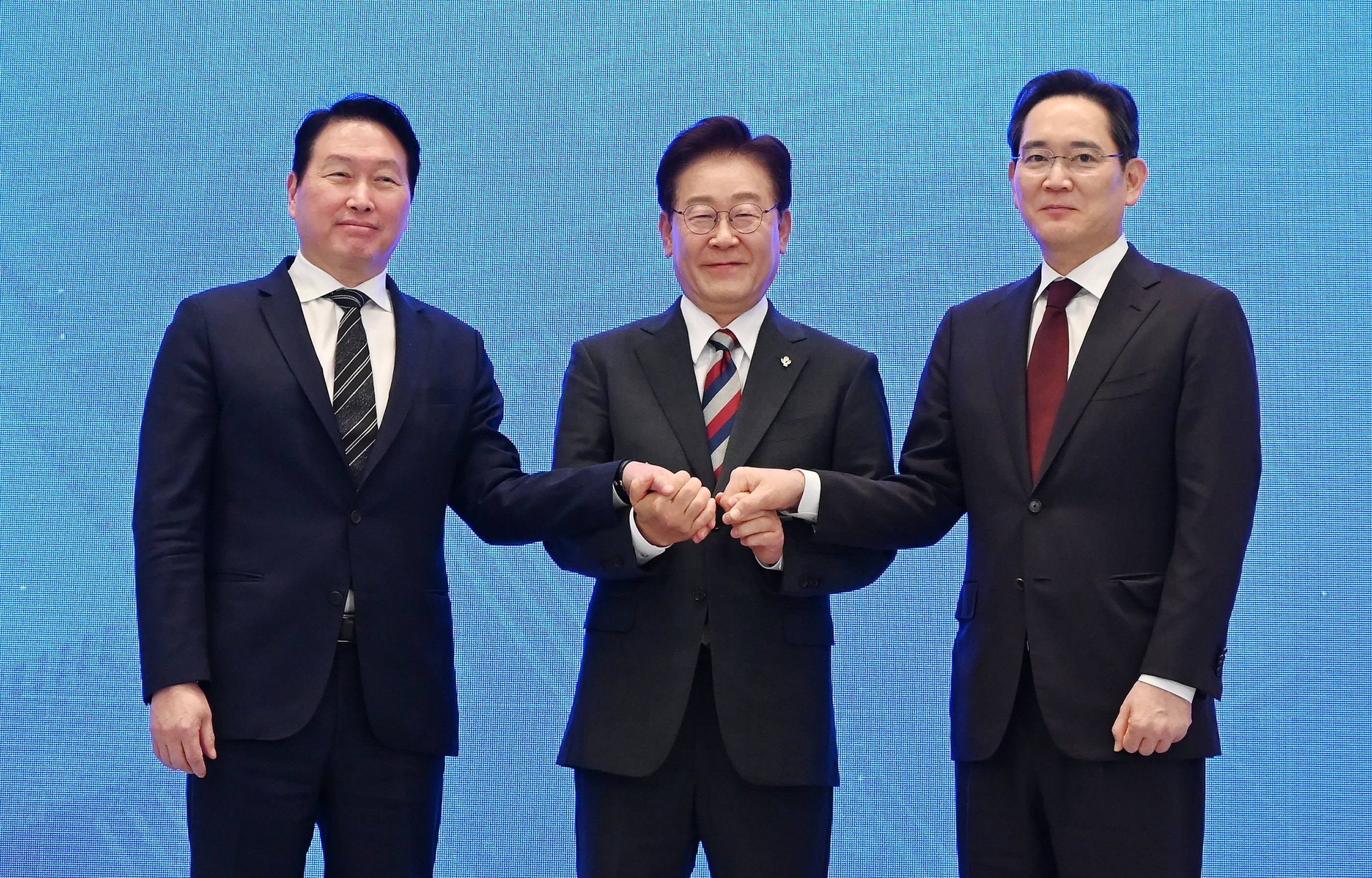 South Korean President Lee Jae Myung holds hands with Samsung Electronics chairman Lee Jae-yong (right) and SK Group chairman Chey Tae-won (left) after announcing the government’s three mega AI and semiconductor projects in Seoul on Monday. Photo: EPA