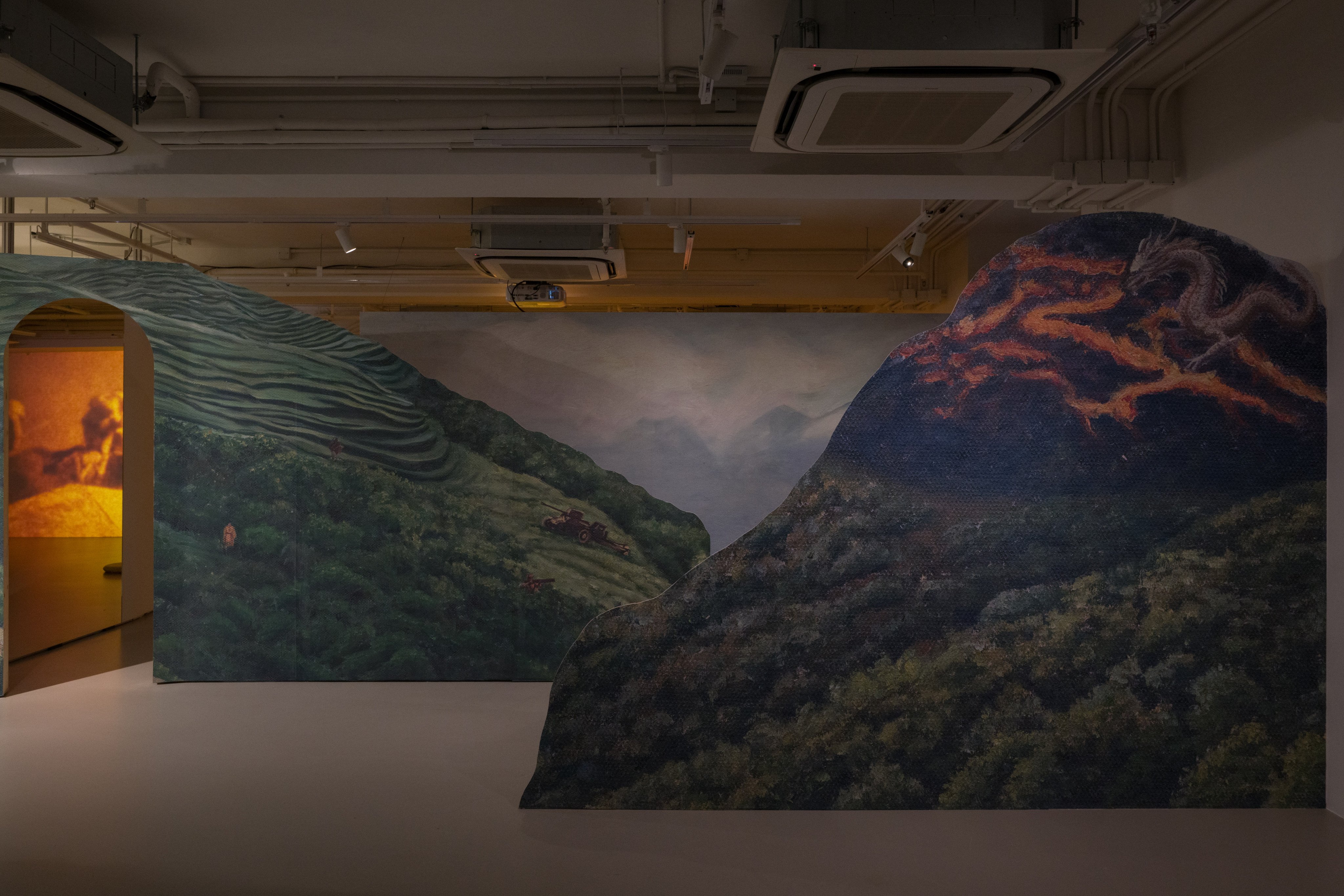 Taking inspiration from the handpainted backdrops of dioramas
traditionally used in natural history museums and theatrical
forced perspective, the Tai Mo Shan backdrop depicts the
northern slopes of Tai Mo Shan, featuring vignettes drawn from
the interviewees’ stories and archival materials. The backdrop
was painted by a scenic painter commissioned by the artists.