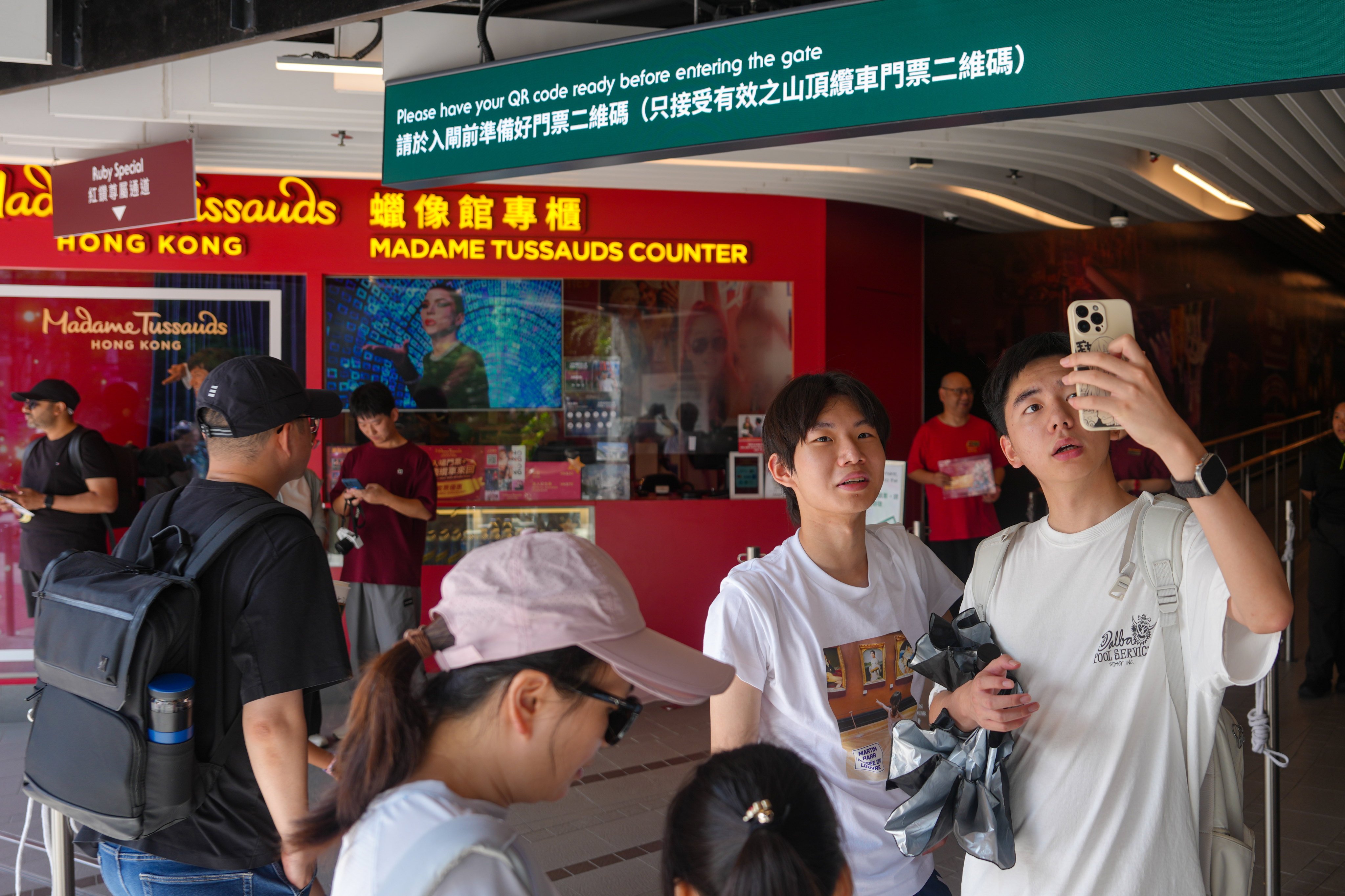Crowds gather at the Peak Tram terminus to take advantage of a 15 per cent discount on return tickets. Photo: Sam Tsang