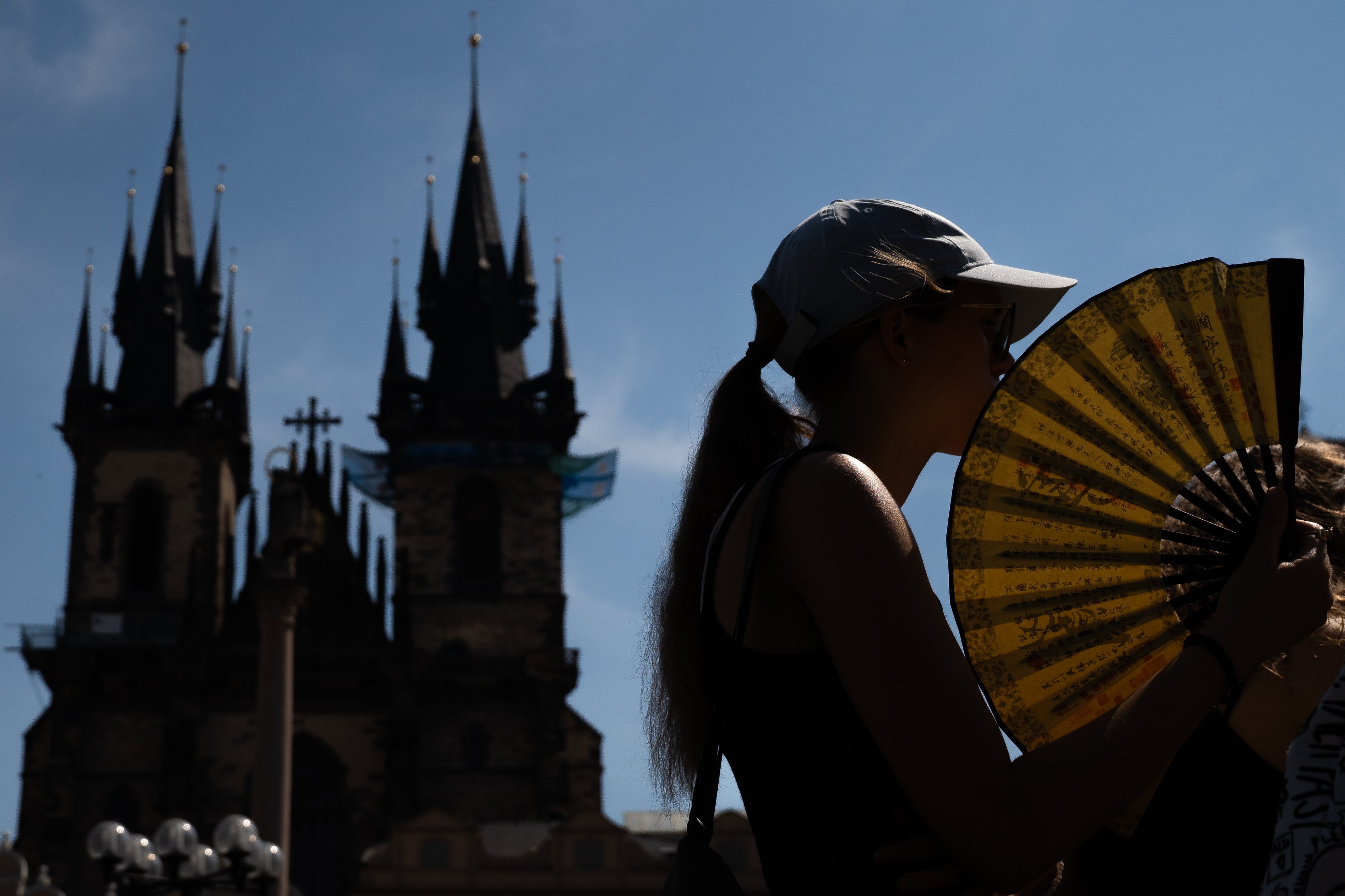A tourist cools off with a folding fan in Prague, Czech Republic, on June 28, 2026. Temperatures in several European countries have surged past 40 degrees Celsius in recent days. Photo: EPA