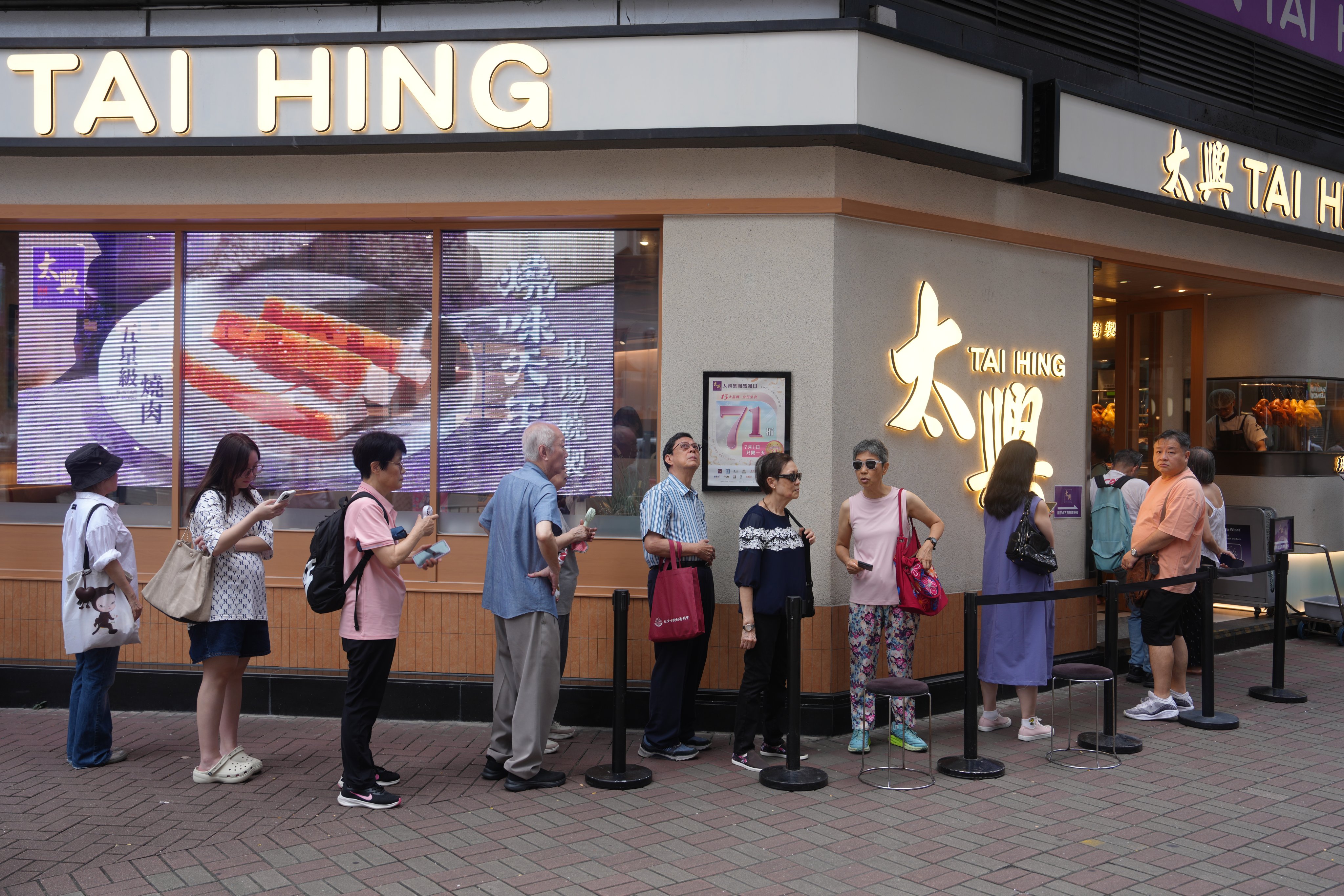 A long line of customers waiting to enter Tai Hing Restaurant in Fortress Hill. Photo: Sam Tsang