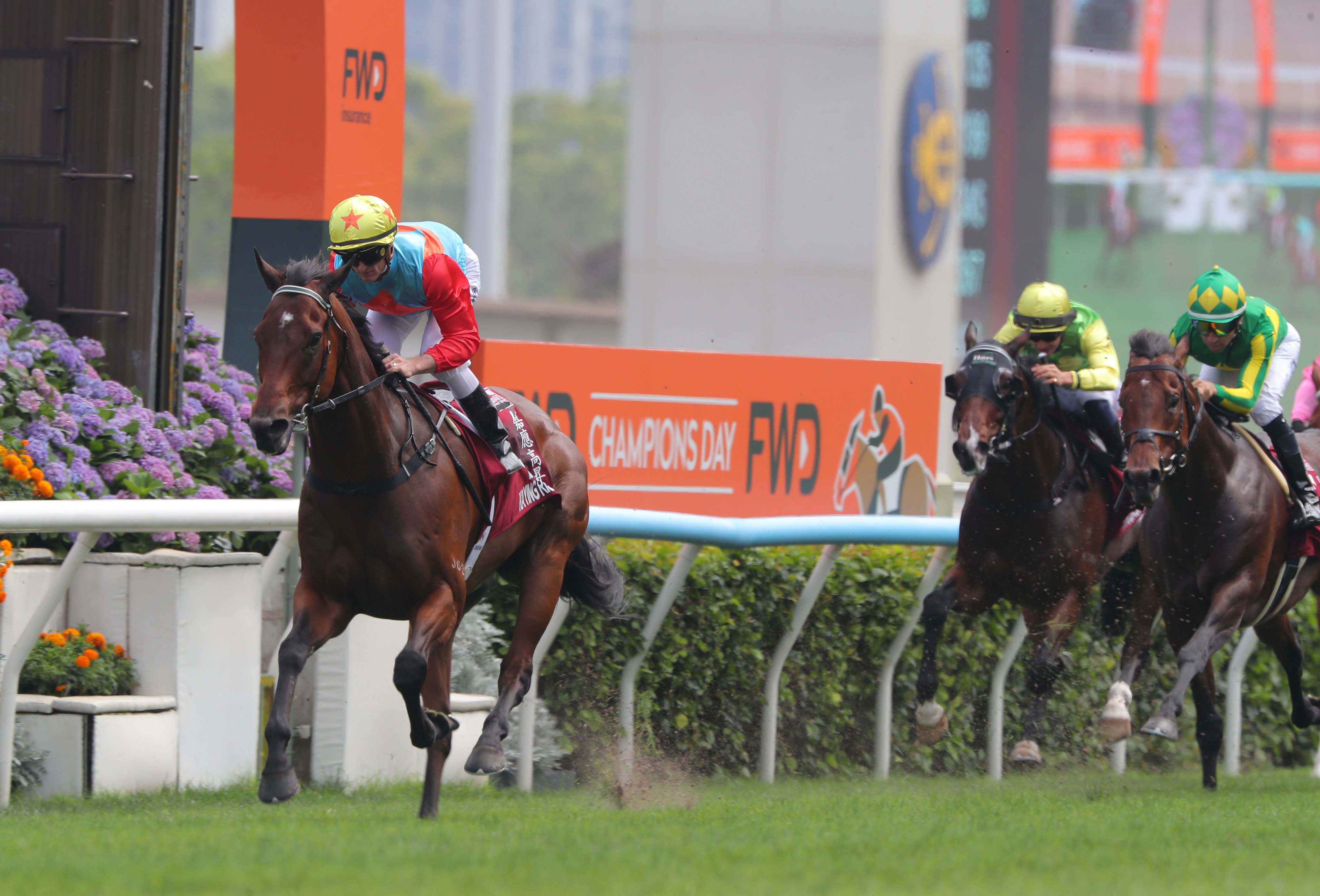 Ka Ying Rising streaks to clear to win April’s Chairman’s Sprint Prize under Zac Purton. Photos: Kenneth Chan